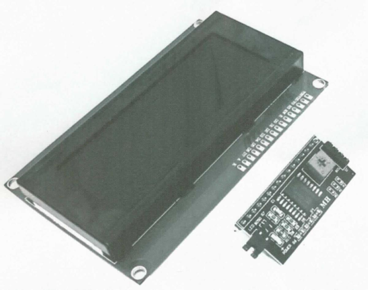 LCD-Anzeigemodul HD44780 2004 LCD Display Bundle 4 x 20 mit I2C Schnittstelle 
Grün (Abbildung siehe Anlage)
- aus einer monochromen Flüssigkristallanzeige mit passiver Matrix (Auflösung: 100 x 
  32 Pixel, aktive Anzeigefläche: 70,4 x 20,8 mm), LED-Hintergrundbeleuchtung und
  Treiberelektronik auf einer gedruckten Schaltung (Abmessungen: 98 x 60 x 14 mm)
  mit einer 16-poligen Schnittstelle,
- ausschließlich zur Anzeige von Grafiken und alphanumerischen Zeichen (4 Linien, 
  20 Zeichen pro Linie) bestimmt,
- zusammen mit Beipack (I2C Schnittstelle) in einer gemeinsamen Verkaufsum-
  schließung.
Das LCD-Anzeigemodul bestimmt den Charakter des Ganzen.

"Elektrisches Sichtsignalgerät, kein Gerät der Positionen 8512 und 8530, kein Alarm-
 gerät, Anzeigetafel mit Flüssigkristallanzeige (LCD), nicht mit aktiver Matrix-Flüssigkris-
 tallanzeige (LCD) - LCD-Anzeigemodul, in Warenzusammenstellung in Aufmachung
 für den Einzelverkauf mit nicht charakterbestimmendem Beipack"