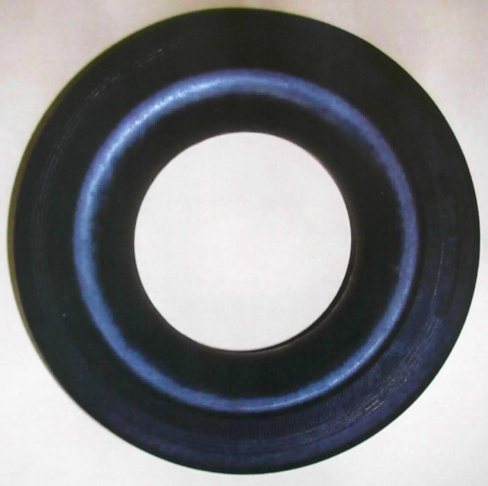 Angaben des Antragstellers:
Reifen für Müllcontainer

Feststellungen an einem Warenmuster (Ergebnisse aus dem Jahr 1994):
grauschwarzer Vollgummireifen
Durchmesser: außen ca. 20 cm / innen etwa 11,5 cm; Breite: ca. 4,5 cm / an der Lauffläche ca. 3 cm; profiliert
Nach den Untersuchungsergebnissen liegt ein Vollgummireifen aus Kautschuk vor.

Befund:
Es liegt ein Vollgummireifen der Unterposition (KN) 4012 9020 vor.
