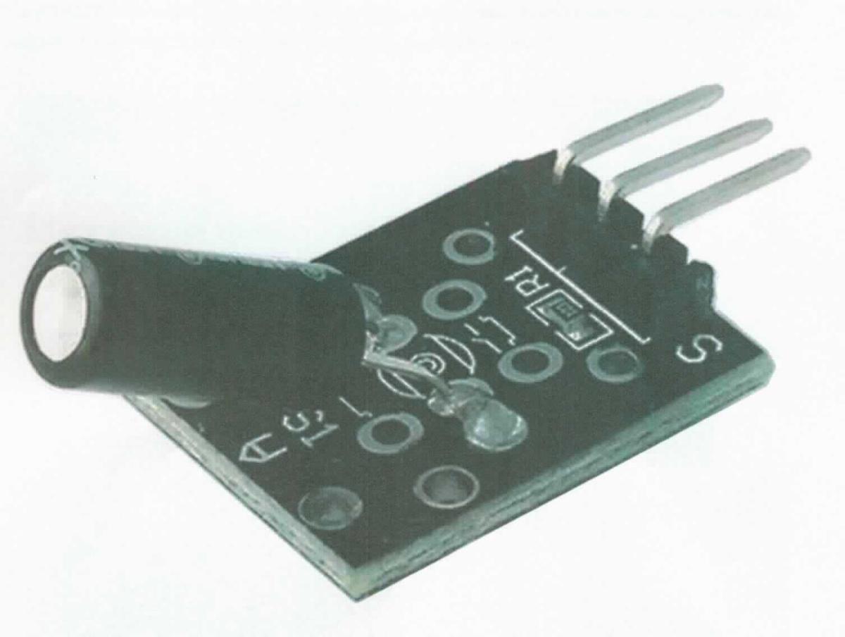Sogenannter Schocksensor, im Wesentlichen bestehend aus einer mit einem Sensorelement, einem Widerstand sowie drei Anschlusskontakten bestückten Platine mit den Abmessungen von 18,5 x 15 mm (siehe Abbildung in der Anlage). Das Sensorelement setzt sich aus einem Mittenkontakt und einer Spiralfeder in einem Gehäuse zusammen. Bei einer definierten Stoßbelastung wird die Feder ausgelenkt und berührt dabei den Mittenkontakt. Daraus resultiert ein elektrisches Signal, welches über die Anschlusskontakte ausgegeben wird.
Die Ware wird als "Gerät zum Messen oder Prüfen anderer als geometrischer Größen, anderes als von den Unterpositionen (HS) 9031 10 bis 9031 49 erfasst" eingereiht.