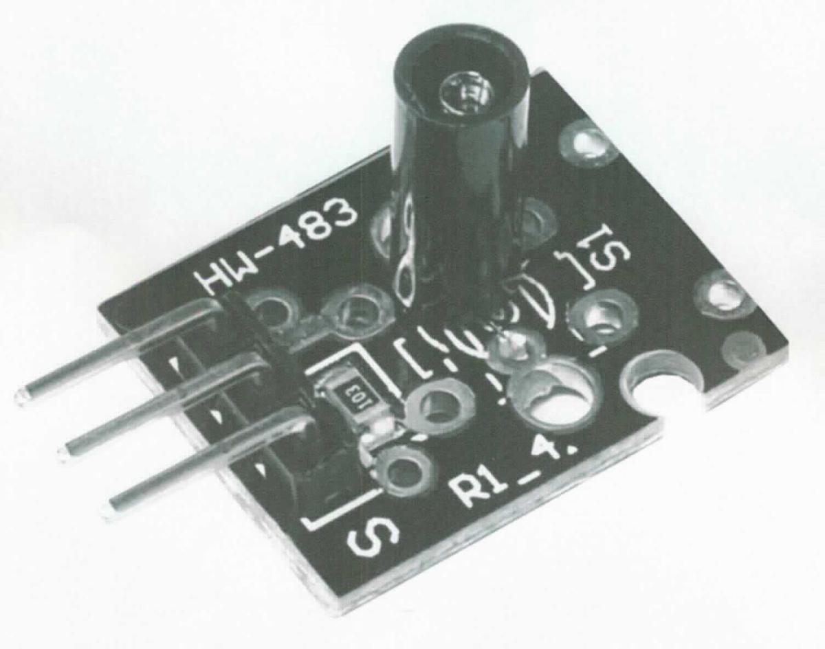 Sogenannter Schocksensor, im Wesentlichen bestehend aus einer mit einem Sensorelement, einem Widerstand sowie drei Anschlusskontakten bestückten Platine (siehe Abbildung in der Anlage). Das Sensorelement setzt sich aus einem Mittenkontakt und einer Spiralfeder in einem Gehäuse zusammen. Bei einer definierten Stoßbelastung wird die Feder ausgelenkt und berührt dabei den Mittenkontakt. Daraus resultiert ein elektrisches Signal, welches über die Anschlusskontakte ausgegeben wird.
Die Ware wird als "Gerät zum Messen oder Prüfen anderer als geometrischer Größen, anderes als von den Unterpositionen (HS) 9031 10 bis 9031 49 erfasst" eingereiht.