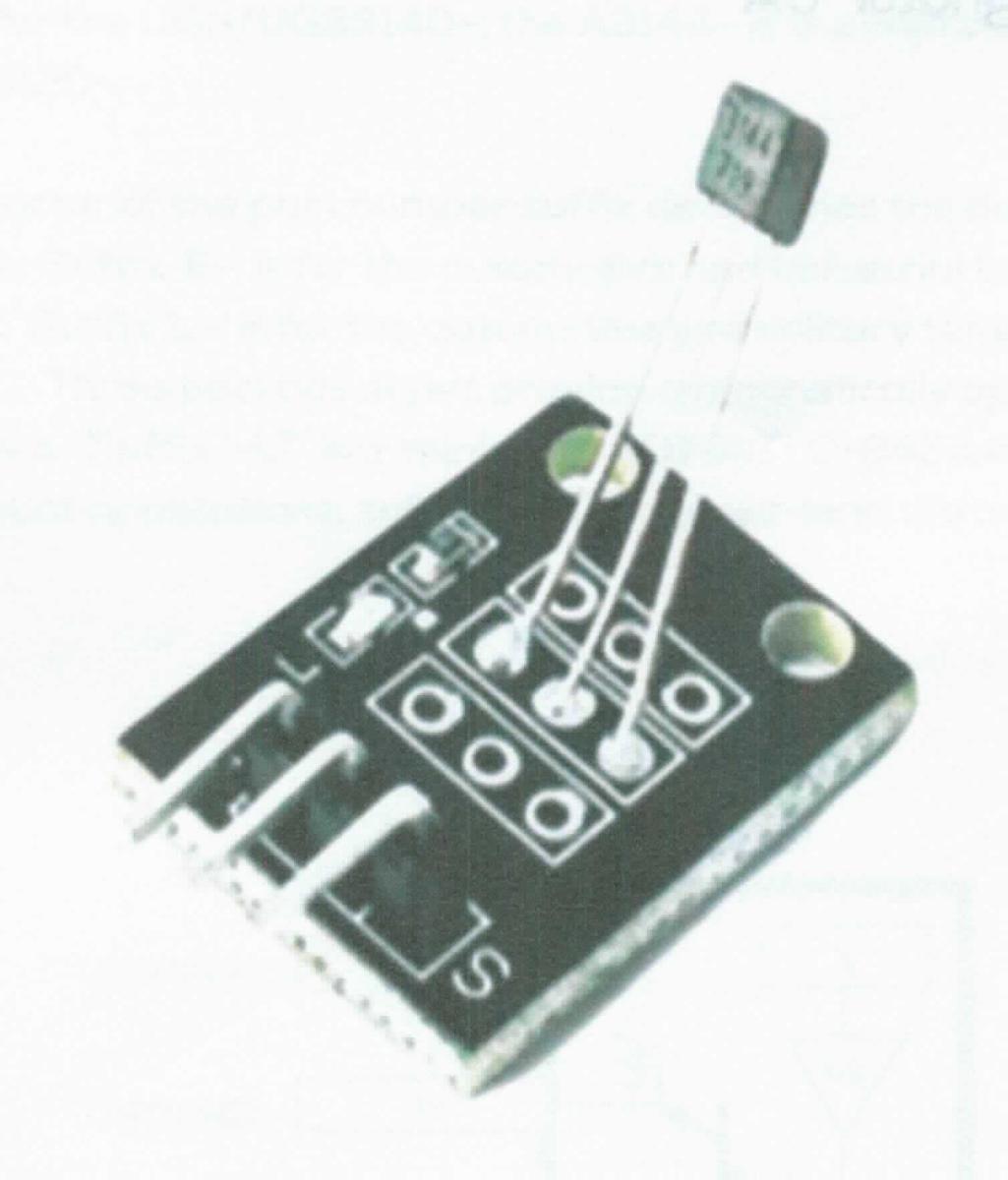Magnetsensor, im Wesentlichen bestehend aus einer mit einem Hallsensor in Form einer elektronischen integrierten Schaltung (IC), drei Anschlusskontakten sowie weiteren elektrischen und elektronischen Bauelementen bestückten Platine (siehe Abbildung in der Anlage). Der Sensor-IC besteht aus einem Sensorchip und einer anwendungsspezifischen integrierten Schaltung (ASIC) in einem gemeinsamen Gehäuse. Er misst die magnetische Flussdichte in Teslar. Die Ergebnisse werden über digitale Schnittstelle ausgegeben.
Die Ware wird als "Gerät zum Messen oder Prüfen elektrischer Größen (magnetische Flussdichte), ohne Registriervorrichtung, anderes als von den Unterpositionen (HS) 9030 10 bis 9030 82 erfasst" eingereiht.