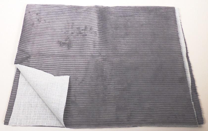 Textillaminat, sog. Möbelbezugsstoff für die Möbelindustrie, Art. Manchester, Foto siehe Anlage,
- als Meterware, mit einer Breite von laut Antrag 142 cm,
--aus zwei mit ihrer ganzen Fläche aufeinander liegenden und so miteinander durch Kleben
  verbundenen Lagen:
-- mit einer Oberlage (Schauseite):
--- aus einem aufgeschnittenen Samtgewebe (Rippenschusssamt) aus synthetischen Chemiefasern
    (laut Antrag Polyester und Polyamid),
-- mit einer Unterlage:
--- aus einem einfarbigen Gewebe aus synthetischen Chemiefasern,
- das die Schauseite bildende Samtgewebe verleiht der Ware insbesondere im Hinblick auf die
  Verwendung als Möbelbezugsstoff ihren wesentlichen Charakter.

"Samt, gewebt, keine Ware der Position 5802 oder 5806, aus Chemiefasern, Rippenschusssamt,
 aufgeschnitten"