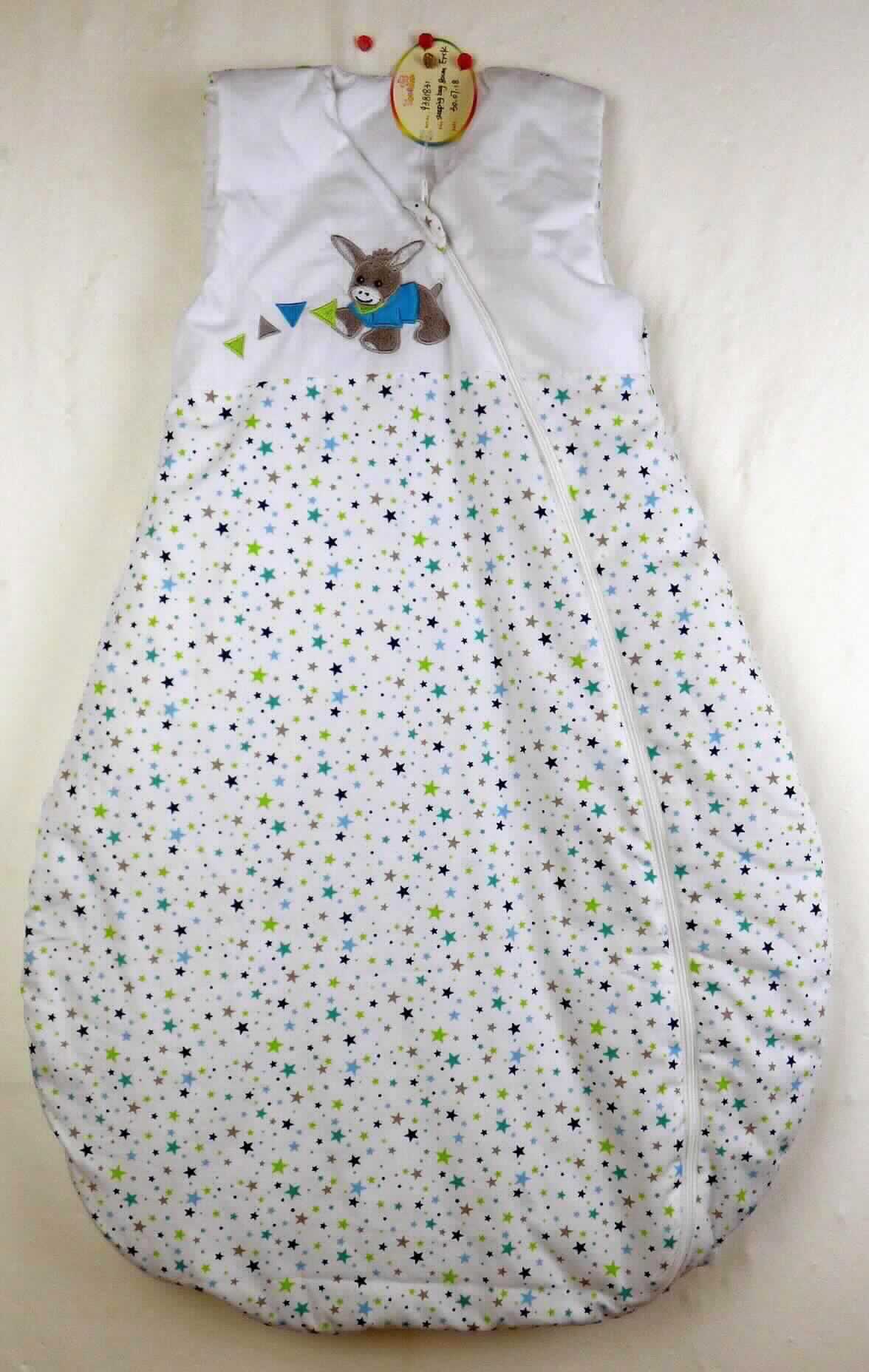 Schlafkleidung für Kleinkinder, sog. Schlafsack mit Reißverschluss, Art. 9381831, Größe 80, Foto siehe Anlage,
- in einem Polybeutel verpackt,
- mit einer Länge von ca. 80 cm und einer max. Breite von ca. 55 cm,
- aus verschiedenen bis zu ca. 0,5 mm dicken, einfarbigen bzw. bedruckten Geweben aus laut Antrag 
  60 % Baumwolle und 40 % Polyester (synthetische Chemiefasern),
- durchgehend wattiert gefüttert,
- mit einem V-Ausschnitt,
- vorn mit einer schräg nach links verlaufenden und am unteren Rand nach rechts weitergeführten Öffnung mit 
  Reißverschluss, am oberen Rand mit einer kurzen Überlappung von rechts über links,
- ärmellos,
- vorn mit diversen Applikationen (u. a. in Form von Dreiecken und eines stilisierten Esels) verziert,
- dient als Schlafkleidung für Kinder, somit keine Ware der Position 9404,
- ist für Kleinkinder mit einer Körpergröße von bis zu 86 cm bestimmt.

"Kleidung für Kleinkinder, aus Geweben, aus Baumwolle"