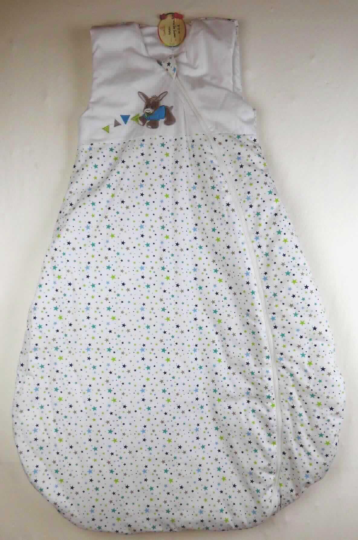 Schlafkleidung für Kleinkinder, sog. Schlafsack mit Reißverschluss, Art. 9391831, Größe 100, Foto siehe Anlage,
- in einem Polybeutel verpackt,
- mit einer Länge von ca. 100 cm und einer max. Breite von ca. 67 cm,
- aus verschiedenen bis zu ca. 0,5 mm dicken, einfarbigen bzw. bedruckten Geweben aus laut Antrag 
  60 % Baumwolle und 40 % Polyester (synthetische Chemiefasern),
- durchgehend wattiert gefüttert,
- mit einem V-Ausschnitt,
- vorn mit einer schräg nach links verlaufenden und am unteren Rand nach rechts weitergeführten Öffnung mit 
  Reißverschluss, am oberen Rand mit einer kurzen Überlappung von rechts über links (Mädchenkleidung),
- ärmellos,
- vorn mit diversen Applikationen (u. a. in Form von Dreiecken und eines stilisierten Esels) verziert,
- dient als Schlafkleidung für Kinder, somit keine Ware der Position 9404,
- ist nicht für Kleinkinder mit einer Körpergröße von bis zu 86 cm bestimmt.

"Kleidung (Schlafkleidung), aus Geweben, für Mädchen, aus Baumwolle, keine Arbeits- und Berufskleidung"