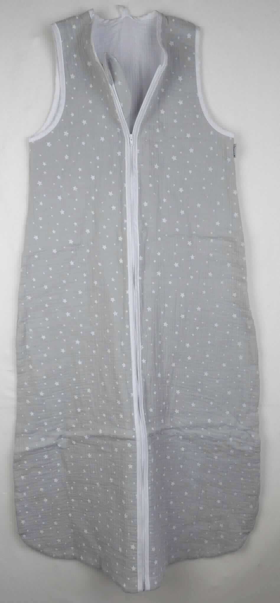 Schlafkleidung für Kleinkinder, sog. Schlafsack mit Reißverschluss, Art. 9371982, Größe 110, Foto siehe Anlage,
- in einem Polybeutel verpackt,
- mit einer Länge von ca. 111 cm und einer max. Breite von ca. 62 cm,
- aus ca. 0,3 mm dicken, bedruckten Geweben aus laut Antrag 100 % Baumwolle, 
- durchgehend gefüttert,
- mit einem V-Ausschnitt,
- vorn mit einer bis zum unteren Rand reichenden Öffnung mit Reißverschluss, am oberen Rand mit einer kurzen 
  Überlappung von rechts über links (Mädchenkleidung),
- ärmellos,
- an den Rändern mit kontrastfarbenen Streifen aus Gewebe eingefasst,
- dient als Schlafkleidung für Kinder, somit keine Ware der Position 9404,
- ist nicht für Kleinkinder mit einer Körpergröße von bis zu 86 cm bestimmt.

"Kleidung (Schlafkleidung), aus Geweben, für Mädchen, aus Baumwolle, keine Arbeits- und Berufskleidung"