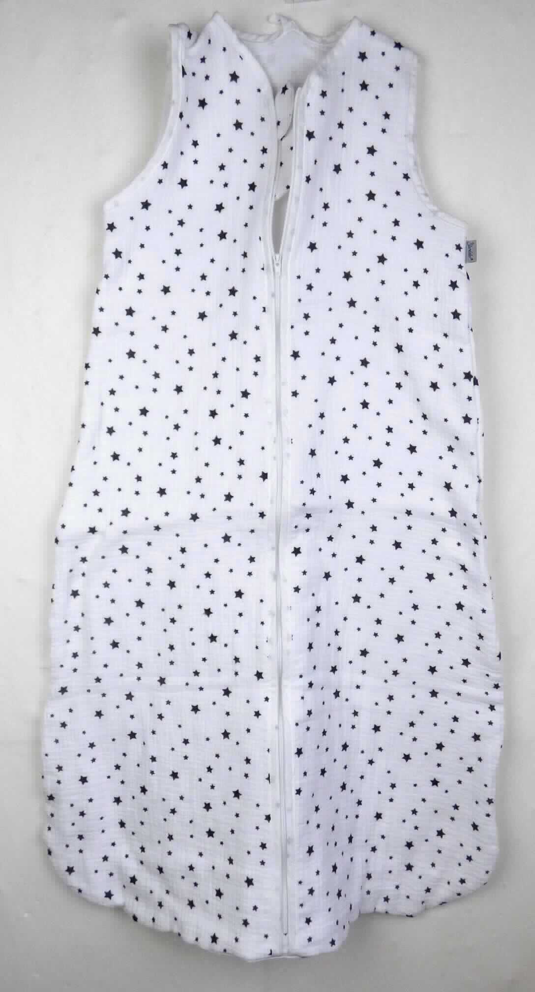Schlafkleidung für Kleinkinder, sog. Schlafsack mit Reißverschluss, Art. 9361980, Größe 90, Foto siehe Anlage,
- in einem Polybeutel verpackt,
- mit einer Länge von ca. 91 cm und einer max. Breite von ca. 55 cm,
- aus ca. 0,3 mm dicken, bedruckten Geweben aus laut Antrag 100 % Baumwolle, 
- durchgehend gefüttert,
- mit einem V-Ausschnitt,
- vorn mit einer bis zum unteren Rand reichenden Öffnung mit Reißverschluss, am oberen Rand mit einer kurzen 
  Überlappung von rechts über links (Mädchenkleidung),
- ärmellos,
- an den Rändern mit Streifen aus Gewebe eingefasst,
- dient als Schlafkleidung für Kinder, somit keine Ware der Position 9404,
- ist nicht für Kleinkinder mit einer Körpergröße von bis zu 86 cm bestimmt.

"Kleidung (Schlafkleidung), aus Geweben, für Mädchen, aus Baumwolle, keine Arbeits- und Berufskleidung"