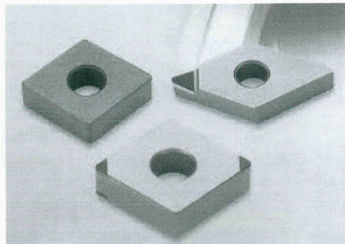 Wendeschneidplatten

- nicht gefasste, mittig gelochte, unterschiedliche geformte (z. B. quadratisch, rhombisch,
  dreieckig, sechseckig, rund) Schneidplatten 

- aus Cermets auf der Grundlage von Wolframcarbid mit Cobalt als Bindemittel

- mit jeweils an den Ecken eingesetzten Schneideinsätzen (= arbeitender Teil)
  auf der Grundlage von kubischem Bornitrid (CBN) mit Titan als Bindemittel, 

- zwei oder mehr Schneidkanten aufweisend

- zur Verwendung in Werkzeugmaschinen für die Metallbearbeitung (Drehen, Fräsen)

(Antragstellerangaben)

Abbildung siehe Anlage (Mitte unten).

Derartige Erzeugnisse gehören als "Formstücke (Wendeschneidplatten) für Werkzeuge, nicht gefasst, 
aus Cermets" zum TARIC-Code 8209 0020 00.