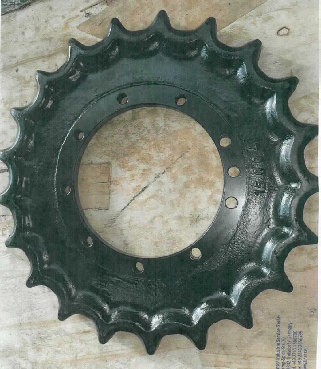 Bei dem als Turas bezeichneten Erzeugnis handelt es sich um ein Teil aus gegossenem Stahl zum Einbau in Gleisketten, in Form eines Zahnrades mit 21 außenliegenden, gebogenen Zähnen. Das gegossene Zahnrad hat einen Außendurchmesser von ca. 356 mm und einen Innendurchmesser von ca. 156 mm und ist am inneren Rand mit 10 Aufnahmepunkten ausgestattet.

Die Ware wird als "Zahnrad, gesondert gestellt, aus Eisen oder Stahl, gegossen, nicht für zivile Luftfahrzeuge" eingereiht. 

Anlage:
1 Ablichtung