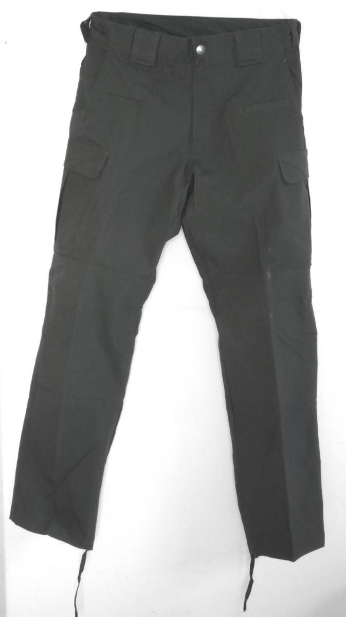 Lange Hose, sog. Tactical Hose "Stake", in Größe S, Foto siehe Anlage,
- in einem Polybeutel verpackt,
- aus ca. 0,5 mm dicken, einfarbigen Geweben aus laut Antrag 63 % Polyester, 3 % Elasthan (beides
  synthetische Chemiefasern) und 34 % Baumwolle; die Gewebe sollen mit Kunststoff (laut Antrag:
  Teflon) überzogen sein, ein Überziehen mit Kunststoff ist jedoch mit dem bloßen Auge nicht
   wahrnehmbar (keine Meterware der Position 5903),
- in der Taille abschließend; mit einem angesetzten, teilweise elastischen Bund mit Gürtelschlaufen,
- vorn mit einer Öffnung mit Reißverschluss, verdeckt von einer Patte von links über rechts
  (Männerkleidung), die im Bund mit einem Druckknopf geschlossen wird,
- mit verschiedenen, eingesetzten Taschen; einige mit Patte mit Klettverschluss,
- im Kniebereich doppelt gearbeitet, ohne Einschub,
- mit knöchellangen Hosenbeinen, an den Beinabschlüssen mit einem Tunnelzug zu verengen,
- lässt u. a. aufgrund des Schnitts und des allgemeinen Aussehens nicht erkennen, dass sie dazu
  bestimmt ist, ausschließlich oder hauptsächlich zum (körperlichen oder hygienischen) Schutz anderer
  Kleidungsstücke und/oder Personen bei Ausübung einer Gewerbe-, Berufs- oder Haushaltstätigkeit
  getragen zu werden.

"Lange Hose, aus Geweben, für Männer, aus synthetischen Chemiefasern, keine Arbeits- und
 Berufskleidung"