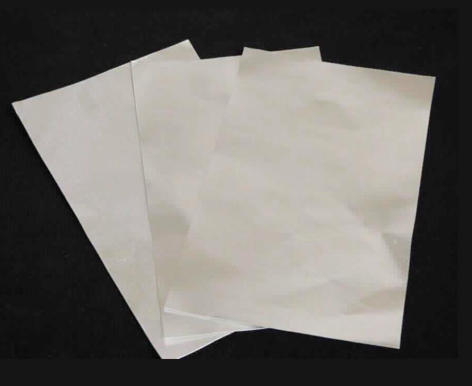 Aluminiumfolie

Bei der Ware handelt es sich um eine Aluminiumfolie mit einer Dicke von 0,030 mm. Die Ware ist rechteckig zugeschnitten und mit einem Klebstoff beschichtet. Als Schutz ist die Klebeschicht mit einer Papierunterlage versehen. Die Ware hat eine Länge von ca. 13,4 mm und eine Breite von ca. 8,2 mm.
Die Ware wird den Angaben nach als Verschlussfolie für Mikrotiterplatten verwendet.

Die Ware wird nach ihrer stofflichen Beschaffenheit als Folien und dünne Bänder, aus Aluminium (auch bedruckt oder auf Papier, Pappe, Kunststoff oder ähnlichen Unterlagen), mit einer Dicke (ohne Unterlage) von 0,2 mm oder weniger, auf Unterlage, mit einer Dicke (ohne Unterlage) von 0,021 mm bis 0,2 mm, andere, in die Codenummer 7607 2099 00 0 des Zolltarifs eingereiht.