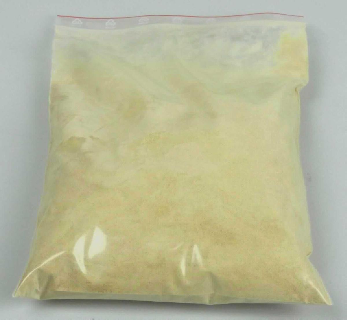 Süßkartoffeln, blanchiert, gemahlen

Antragsangaben (als zutreffend unterstellt): Süßkartoffelpulver, in 20 kg-Kartons

Beschaffenheit des vorgelegten Warenmusters: orangefarbenes, mit kleinen schwarzen Partikeln durchzogenes, feines, leicht süß, mehlig und würzig schmeckendes Pulver.
Zuckergehalt i. S. der ZAnm 2 a) Abs. 2 Kap 20: mehr als 9 GHT.

Ein Blanchieren der Süßkartoffeln führt zum Ausschluss aus dem Kapitel 7 und zu einer Zuweisung in das Kapitel 20 der KN.

Früchte, Nüsse und andere genießbare Pflanzenteile, in anderer Weise zubereitet oder haltbar gemacht, auch mit Zusatz von Zucker, anderen Süßmitteln oder Alkohol, anderweit weder genannt noch inbegriffen, andere als in den Unterpositionen 2008 11 bis 2008 97 der KN inbegriffen, ohne Zusatz von Alkohol, mit Zusatz von Zucker
in unmittelbaren Umschließungen mit einem Gewicht des Inhalts von mehr als 1 kg, andere, Flocken und Pulver, auch mit Zusatz von Stärke.