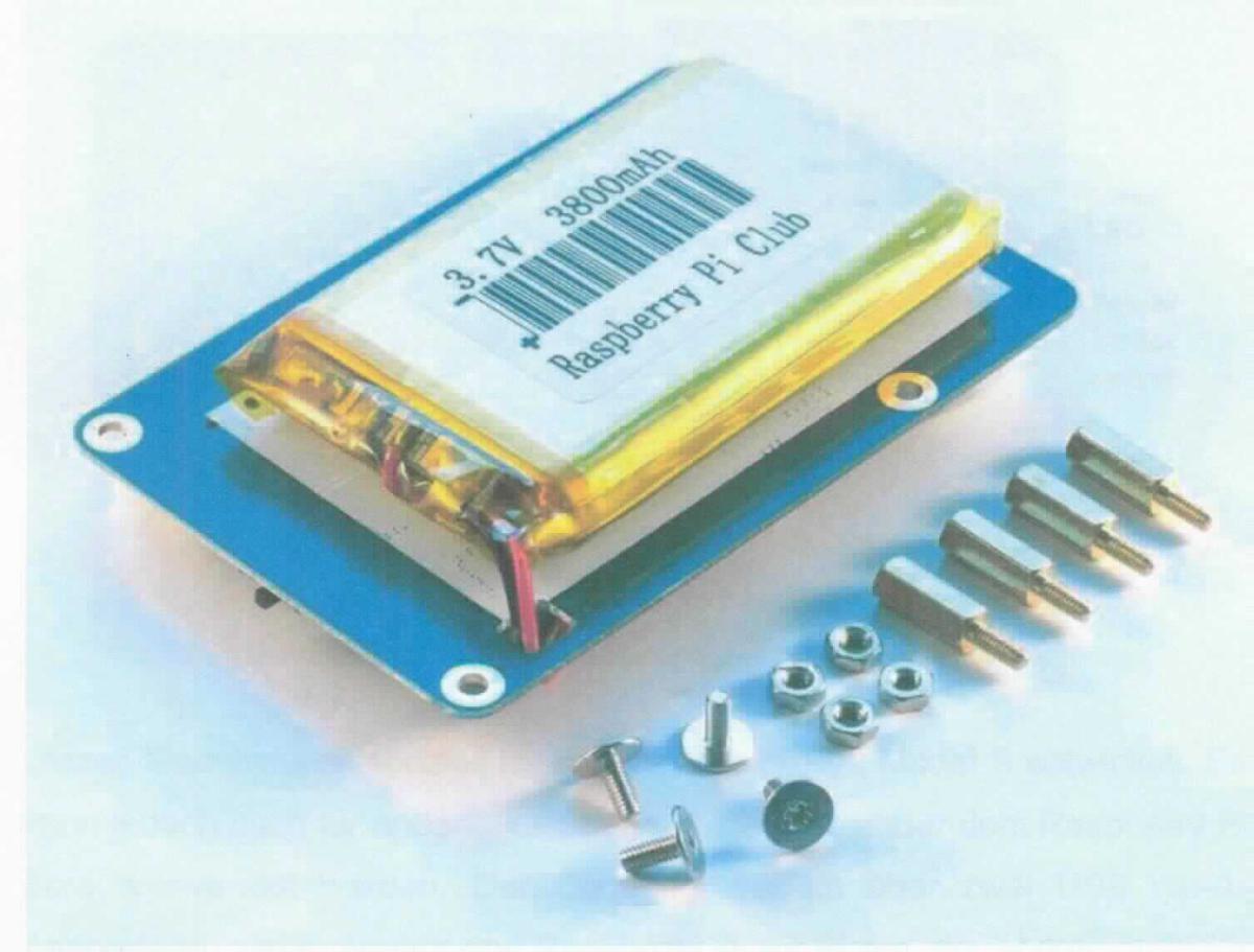 Akku Powerpack für Raspberry Pi (Abbildung siehe Anlage),
- mit einem Lithium-Ionen-Akkumulator, auf einer Platine mit Ladeelektronik, mit einem 
  microUSB Ladeeingang und zwei USB-Ausgängen, mit einer Kapazität von 3800 mAh,
- zur Verwendung als mobile Stromquelle für einen Raspberry Pi 2 und weitere Geräte mit 
  USB-Anschluss,
- zusammen mit Beipack (Stützpfeiler, Schrauben, Muttern) in einer gemeinsamen 
  Verpackung für den Einzelverkauf. 
Der Lithium-Ionen-Akkumulator bestimmt den Charakter der Warenzusammenstellung. 

"Elektrischer Akkumulator, Lithium-Ionen-Akkumulator, nicht von den TARIC-Codes 8507 6000 10 bis 8507 6000 85 erfasst, in Warenzusammenstellung in Aufmachung für den Einzelverkauf mit nicht charakterbestimmendem Beipack;  Powerpack"