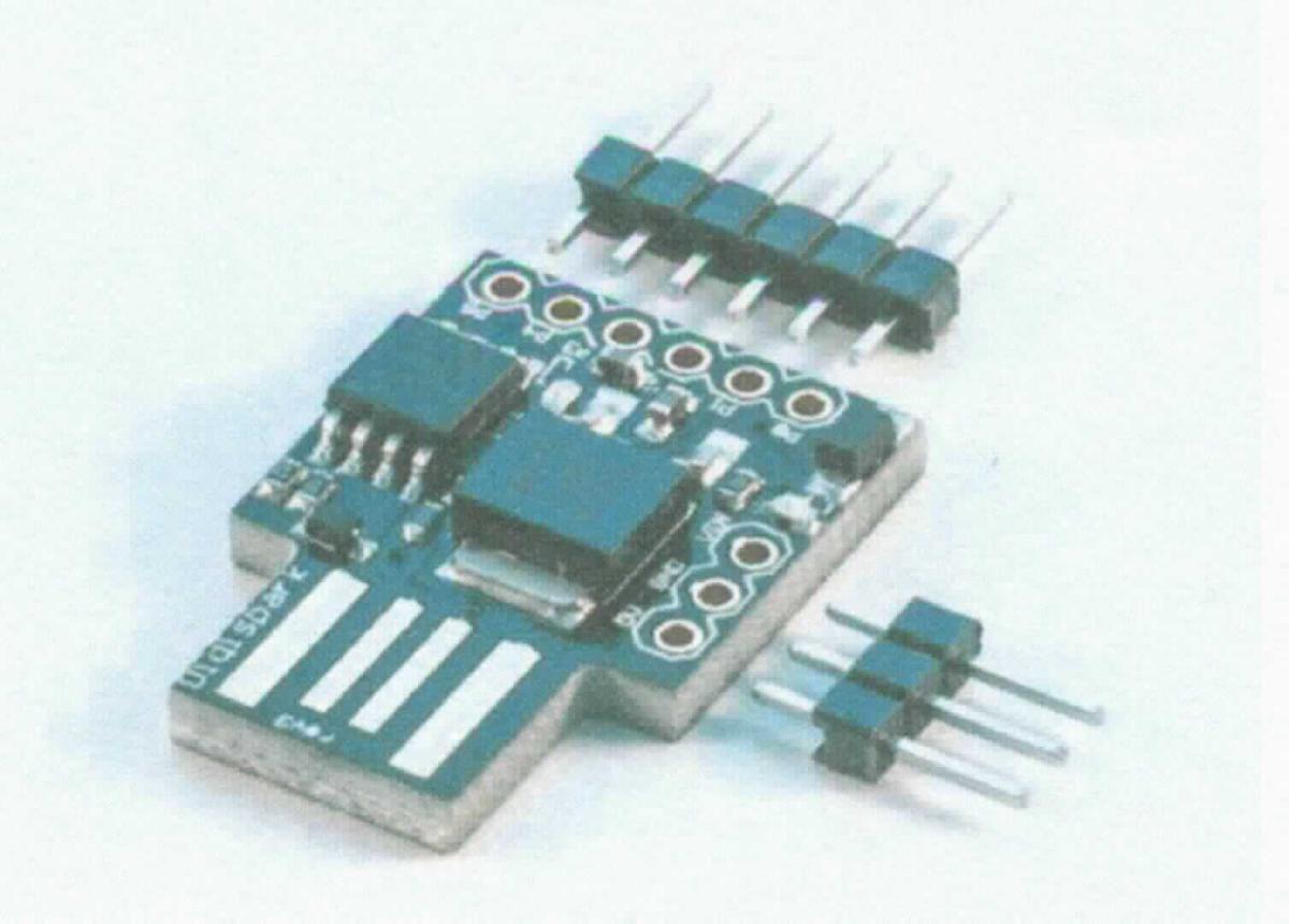 Sog. Mikrocontroller-Board, ATTiny85 - Digispark Rev.3 Kickstarter,  
aus einer mit einem ATTiny 85 Mikrocontroller und weiteren aktiven und passiven Bauelementen bestückten elektronischen Schaltung (Abmessungen 27 x 19 mm) mit einem USB-Anschluss und sechs GPIO-Anschlüssen, zur Verwendung als programmierbarer Mikrocontroller, zum Steuern verschiedener Anwendungen, als charakterbestimmender Bestandteil gemeinsam mit zwei Stiftleisten (mit 3 bzw. 6 Pins) für den Einzelverkauf aufgemacht. 
Die Ware ist als "speicherprogrammierbare Steuerung, keine Vermittlungseinrichtung der Position 8517, für eine Spannung von 1000 V oder weniger, nicht von den Unterpositionen 8537 1010 bis 8537 1091 70 erfasst" einzureihen.