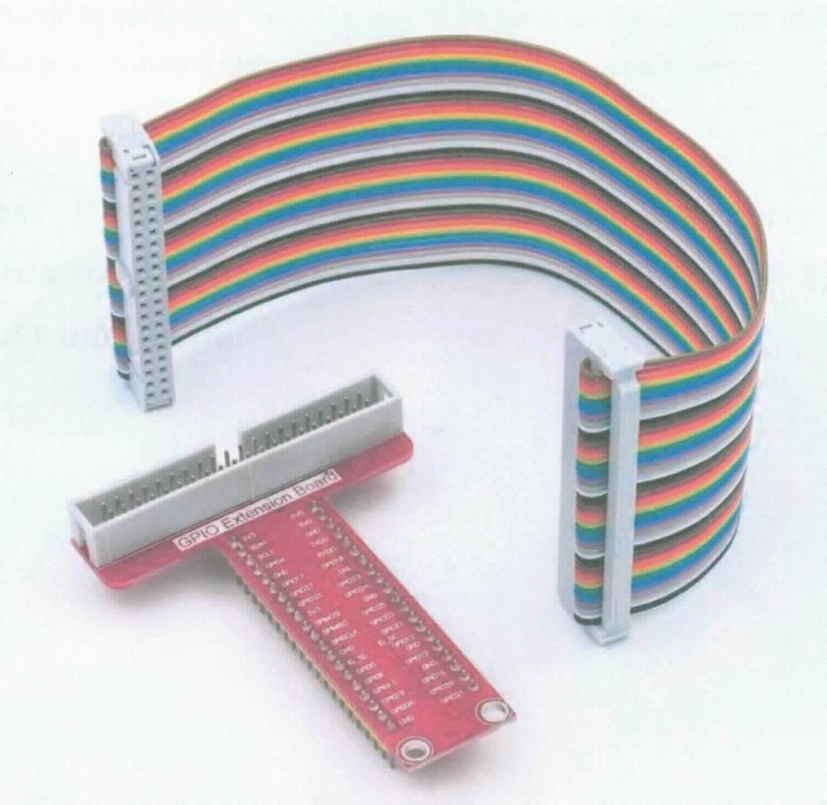 Breadboard Breakout für Raspberry Pi (Abbildung siehe Anlage)
- in Form eines isolierenden Trägers mit doppelseitig im Druckverfahren 
  aufgebrachten Leiterbahnen sowie nicht durch Drucken hergestellten 
  Anschlussstücken,
- zum Anschließen eines elektrischen Kabels nach dem Verbinden des 
  Boards mit einer Steckplatine ("breadboard"),
- zusammen mit einem Flachbandkabel in einer gemeinsamen 
  Verkaufsumschließung.
Die gedruckte Schaltung bestimmt den Charakter des Ganzen.

"Gedruckte Schaltung, nur mit Leiterbahnen oder Kontakten, keine 
 Mehrlagenschaltung, in Warenzusammenstellung, in Aufmachung 
 für den Einzelverkauf mit nicht charakterbestimmendem Beipack"
