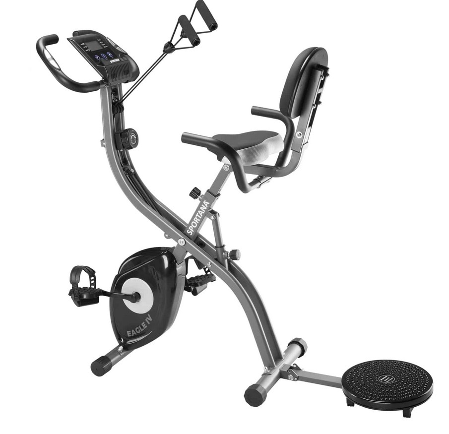 Bei der durch Antragsangaben und eine Fotografie veranschaulichten Ware handelt es sich um ein noch nicht zusammengesetztes, klappbares, auf dem Boden stehendes sog. Fahrrad-Ergometer (Abmessungen max. ca. 135 cm x 53 cm x 109 cm). Dieses ist im Wesentlichen mit einem Untergestell mit Standfüßen aus unedlem Metall, einem höhenverstellbaren Sitz mit Sattel, Rückenlehne und Handgriffen, zwei Pedalen zur Kraftausübung, Schwungrad mit magnetischem Spannsystem sowie einem "Lenker" mit LC-Display, Bedienelementen und einer sog. Smartphone- bzw. Tablethalterung ausgestattet. Über einen Drehknopf am Untergestell wird der Trittwiderstand und damit die verschiedenen Belastungsstufen des Fahrrad-Ergometers eingestellt. In den "Lenker" sind Sensoren zum Messen der Pulsfrequenz integriert. Das LC-Display zeigt Geschwindigkeit, Distanz, Kalorien, Fahrzeit und Herzfrequenz an. 

Die Ware findet z.B. im Wohn- oder Fitnessbereich zur allgemeinen körperlichen Ertüchtigung Verwendung. Der Nutzer tritt, auf dem Sattel sitzend, die Pedale, so dass mit dem Gerät die Bewegungen des Fahrradfahrens simuliert und der Körper trainiert wird. Für das Training des Oberkörpers weist das Fahrrad-Ergometer zwei am Untergestell befestigte, elastische sog. Trainingsbänder für Widerstandsübungen auf, für das Training der Körpermitte ist zusätzlich ein sog. Hüfttrainer am hinteren Standfuß angebracht. 

Charakterverleihender Bestandteil der zusammengesetzten Ware ist das Übungsgerät mit System zum Einstellen unterschiedlicher Belastungen.

Das noch nicht zusammengesetzte Fahrrad-Ergometer (charakterverleihend) ist gemeinsam mit Montagewerkzeug und einer Gebrauchsanweisung in einem Verkaufskarton verpackt (Warenzusammenstellung).

Derartige Erzeugnisse werden zolltarifrechtlich als "Gerät für die allgemeine körperliche Ertüchtigung, in Kapitel 95 anderweit weder genannt noch inbegriffen, nicht von den Unterpositionen (HS) 9506 11 bis 9506 70 erfasst, Übungsgerät mit System zum Einstellen unterschiedlicher Belastungen" eingereiht.