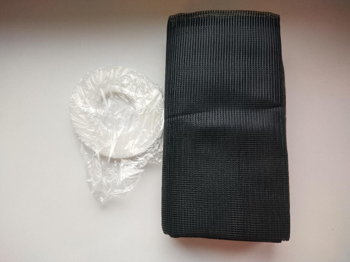 Insektenschutz, sog. Fliegengitter für Dachfenster, Foto siehe Anlage,
- mit Befestigungsmaterial (einem selbstklebenden, einseitig mit noppenartigen Häkchen
  versehenen Kunststoffband) in einem Pappkarton verpackt,
- rechteckig, in den  Abmessungen von laut Antrag ca. 140 cm x 170 cm,
- aus ca. 0,4 mm dicken, einfarbigen, undichten Kettengewirken aus synthetischen Chemiefasern
  (laut Antrag Polyester) mit offenen, nicht verschiebbaren, nahezu rechteckigen Zellen,
- im unteren Bereich mit einem eingenähten Reißverschluss zum Öffnen des Dachfensters,
- an den Rändern lediglich geschnitten,
- durch Zusammennähen konfektioniert,
- wird laut Antrag innen an einem Dachfenster angebracht und dient als Insektenschutz; stellt sich
  aufgrund der Verwendung als Ware zur Innenausstattung dar und wird damit nicht vom
  Warenkreis der Position 5608 erfasst,
- stellt sich nicht als Ware der Unterpositions-Anmerkung 1 zu Kapitel 63 dar.

"Andere Ware zur Innenausstattung (Insektenschutznetz) aus Spinnstoffen, keine Ware der
 Position 9404, keine Ware der Unterposition (HS) 6304 20, aus Gewirken"