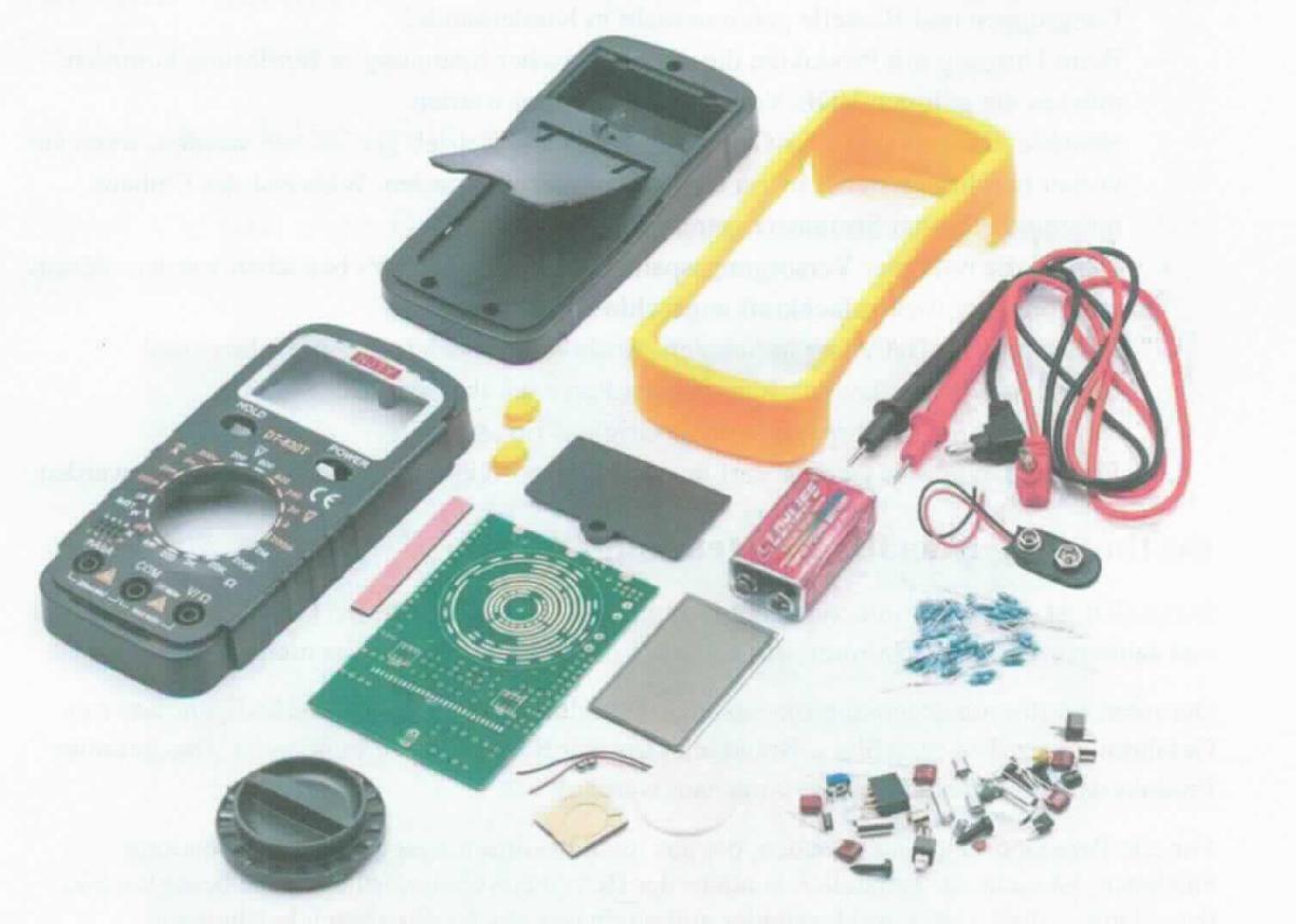 Digitales Multimeter in Form einer Warenzusammenstellung in Aufmachung für den Einzelverkauf, bestehend aus einem in Bezug auf die Verwendung charakterbestimmenden Messgerät als Bausatz (noch nicht zusammengesetzte Ware), zwei Messleitungen, einer 9V-Batterie sowie einer Montage und Bedienungsanleitung in einer gemeinsamen Verpackung (siehe Abbildung in der Anlage).
Das Messgerät setzt sich im Wesentlichen aus einem Gehäuse mit einem Drehschalter zur Auswahl des Messbereichs, zwei Bedienelementen in Form von Drucktastknöpfen, einer mit elektrischen und elektronischen Bauelementen bestückten Leiterplatte, einer Flüssigkristallanzeige, einem Batteriefach, drei Anschlussbuchsen sowie einem Momentanwertspeicher (HOLD-Funktion) zusammen. Das Gerät dient dem Messen verschiedener elektrischer Größen wie Gleich-/Wechselspannung, Gleich-/Wechselstrom und Widerstand.
Die Ware wird als "Gerät zum Messen oder Prüfen elektrischer Größen (Spannung, Stromstärke, Widerstand), ausgenommen Zähler der Position 9028, nicht in den Unterpositionen (HS) 9030 10 bis 9030 20 erfasst, Multimeter ohne Registriervorrichtung, nicht für zivile Luftfahrtzeuge" eingereiht.