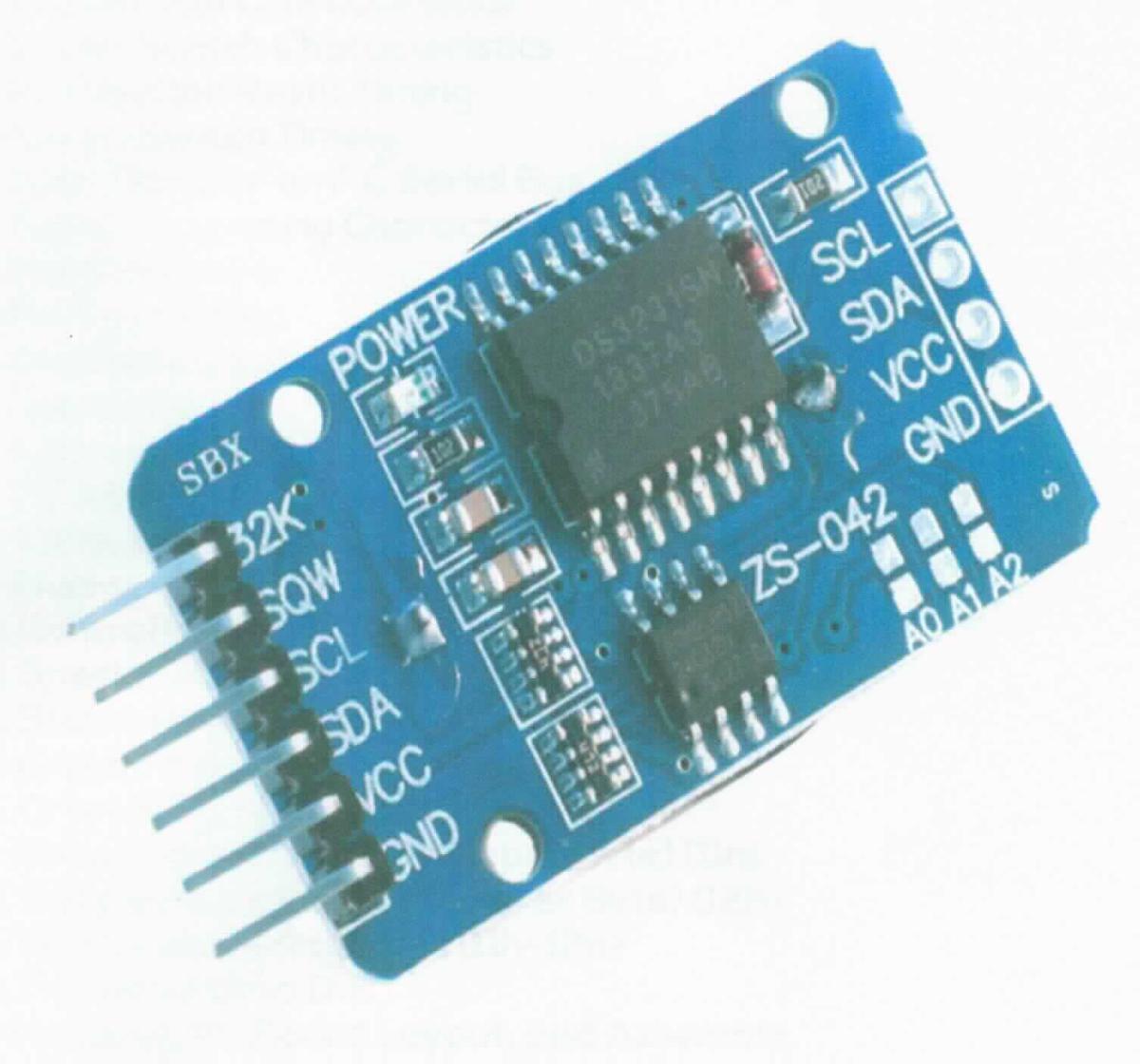 Bei der sog. "DS3231 RTC Real Time Clock" handelt es sich um eine bestückte Leiterplatte, die mit mehreren ICs, einem Quarz, einer Batterie und weiteren elektronischen Bauelementen bestückt ist.
Die Baugruppe dient als Zeitbasis für unterschiedliche Anwendungen.
Sie wird als "anderes, als von den vorgenannten Positionen bzw. Unterpositionen erfasstes Uhrenteil, nicht für
zivile Luftfahrzeuge" bestimmt eingereiht.