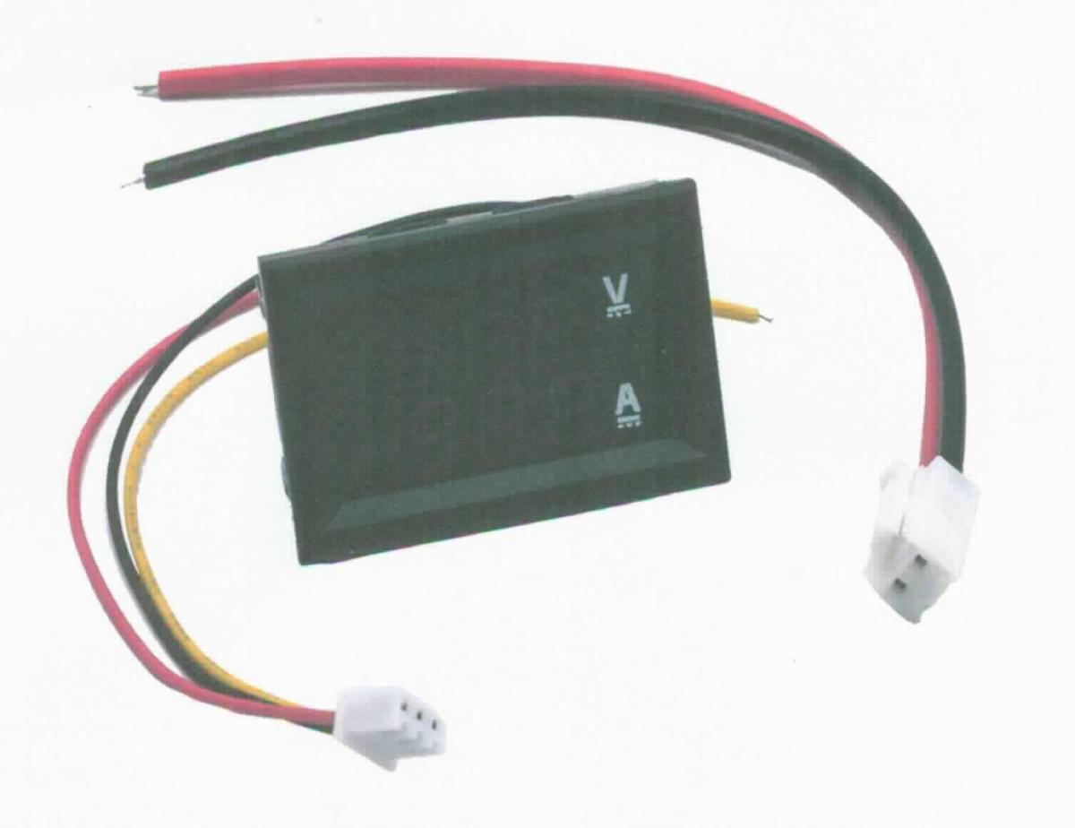 Digitales Multimeter, im Wesentlichen bestehend aus einem Gehäuse (48 x 29 x 22 mm) mit einer zweizeiligen 7-Segment LED-Anzeige (zweifarbig rot, blau) sowie weiteren elektrischen und elektronischen Bauelementen (siehe Abbildung in der Anlage). Das Messgerät wird mit den zwei beiliegenden Kabeln über die auf der Rückseite befindlichen Anschlussbuchsen angeschlossen (noch nicht zusammengesetzte Ware). Es dient dem Messen von Spannung in Volt und Stromstärke in Ampere.
Die Ware wird als "Gerät zum Messen oder Prüfen elektrischer Größen (Spannung, Stromstärke), ausgenommen Zähler der Position 9028, nicht in den Unterpositionen (HS) 9030 10 bis 9030 20 erfasst, Multimeter ohne Registriervorrichtung, nicht für zivile Luftfahrtzeuge" eingereiht.