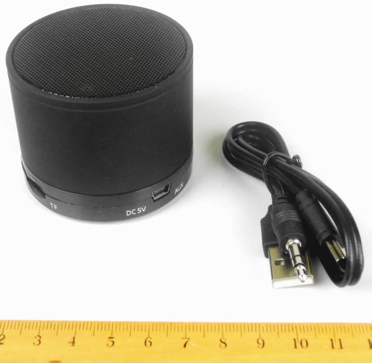 Mini Bluetooth Lautsprecher, Art. 43369
- aus Signalelektronik mit MPEG-Dekoder und D/A-Wandler, Lautsprecher, Mikrofon, Bluetooth-  
  Funkempfangsmodul, Tonfrequenzverstärker und Akkumulator in einem Gehäuse mit Bedienelementen, 
  Mikro-USB Anschluss und Mikro-SD Kartenschacht, Abbildung siehe Anlage,
- zur Tonwiedergabe von Halbleiter-Speichermedien - kennzeichnende Haupttätigkeit -, zum drahtlosen 
  Empfang von Audiodaten einschließlich Freisprechfunktion, zur Tonfrequenzverstärkung und zum 
  Umwandeln von elektrischen Tonfrequenzimpulsen in Schallschwingungen,
- zusammen mit Beipack (USB-Kabel, Audio-Kabel, Bedienungsanleitung) in einer gemeinsamen 
  Verkaufsumschließung.
Das Audiogerät bestimmt den Charakter des Ganzen.

"Tonwiedergabegerät, nicht von den Unterpositionen 8519 2010 bis 8519 5000 erfasst, 
 Halbleiter-Aufzeichnungsträger verwendend, ohne eingebaute Tonaufnahmevorrichtung, kein 
 Diktiergerät, kein Kassettenabspielgerät, ohne Laser-Abnehmersystem (Kombination aus 
 Tonwiedergabegerät - kennzeichnende Haupttätigkeit -, Tonfrequenzverstärker, Lautsprecher und 
 Apparat für die Kommunikation in einem drahtlosen Netzwerk, in Warenzusammenstellung mit nicht 
 charakterbestimmendem Beipack, in Aufmachung für den Einzelverkauf)."