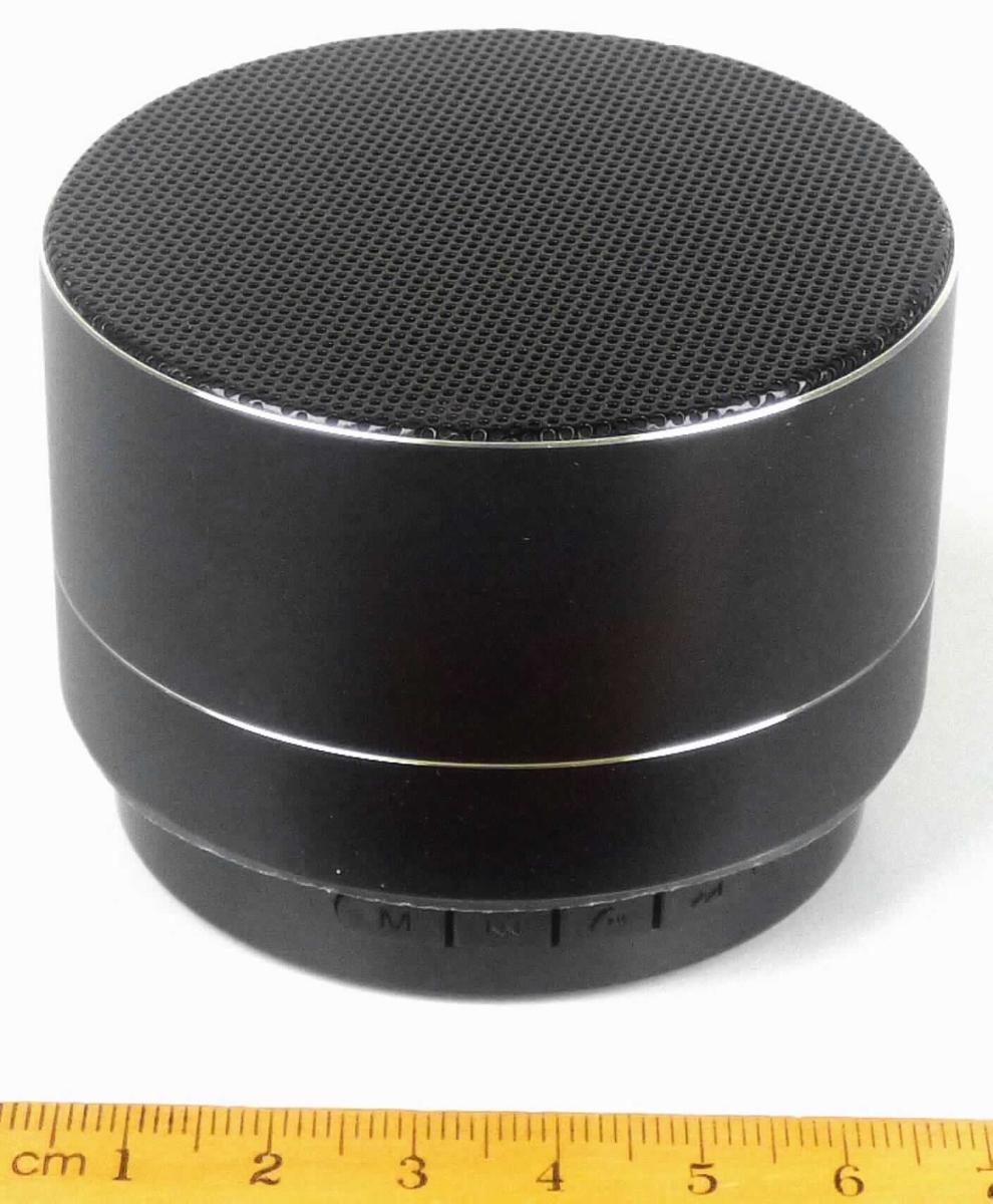 Mini Bluetooth Lautsprecher, Art. 30899
- aus Signalelektronik mit MPEG-Dekoder und D/A-Wandler, Lautsprecher, Mikrofon, Bluetooth-  
  Funkempfangsmodul, Tonfrequenzverstärker und Akkumulator in einem Gehäuse mit Bedienelementen, 
  Mikro-USB Anschluss und Mikro-SD Kartenschacht, Abbildung siehe Anlage,
- zur Tonwiedergabe von Halbleiter-Speichermedien - kennzeichnende Haupttätigkeit -, zum drahtlosen 
  Empfang von Audiodaten einschließlich Freisprechfunktion, zur Tonfrequenzverstärkung und zum 
  Umwandeln von elektrischen Tonfrequenzimpulsen in Schallschwingungen,
- zusammen mit Beipack (USB-Kabel, Bedienungsanleitung) in einer gemeinsamen 
  Verkaufsumschließung.
Das Audiogerät bestimmt den Charakter des Ganzen.

"Tonwiedergabegerät, nicht von den Unterpositionen 8519 2010 bis 8519 5000 erfasst, 
 Halbleiter-Aufzeichnungsträger verwendend, ohne eingebaute Tonaufnahmevorrichtung, kein 
 Diktiergerät, kein Kassettenabspielgerät, ohne Laser-Abnehmersystem (Kombination aus 
 Tonwiedergabegerät - kennzeichnende Haupttätigkeit -, Tonfrequenzverstärker, Lautsprecher und 
 Apparat für die Kommunikation in einem drahtlosen Netzwerk, in Warenzusammenstellung mit nicht 
 charakterbestimmendem Beipack, in Aufmachung für den Einzelverkauf)."