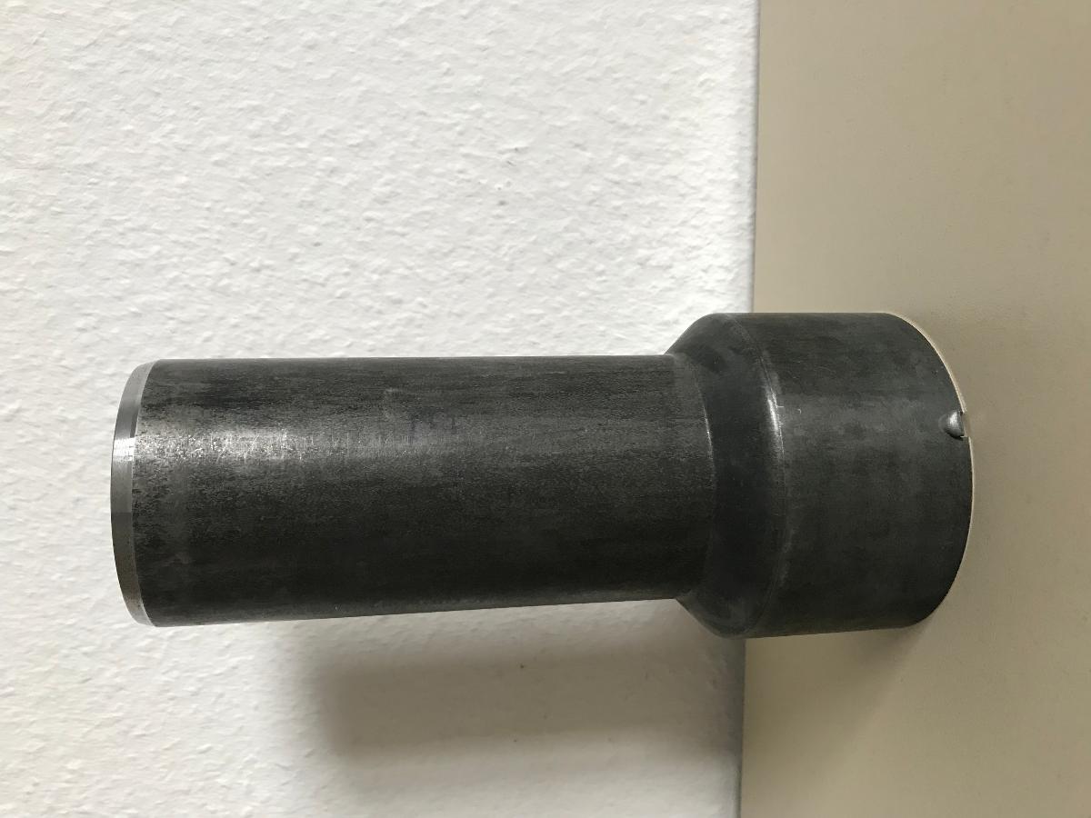 Teil einer Gelenkwelle, sog. Nabenhülsen, Foto siehe Anlage,
- hülsenartiges, (lt. Antrag) halbfertiges Erzeugnis aus nicht gegossenem Stahl,
- mit einer auf dem überwiegenden Teil der inneren Oberfläche hergerichteten Verzahnung
  in Längsrichtung,
- in verschiedenen Längen (200 - 300 mm) und verschiedenen Durchmessern (65 - 130 mm),
- die Ware dient dem Längenausgleich (Längsverschiebungen) in universell verwendbaren
  Gelenkwellen (nicht Gegenstand der vZTA)

"Teil einer Gelenkwelle, nicht von Lagergehäusen für Wälzlager, nicht aus Eisen oder Stahl gegossen,
  nicht für zivile Luftfahrzeuge"