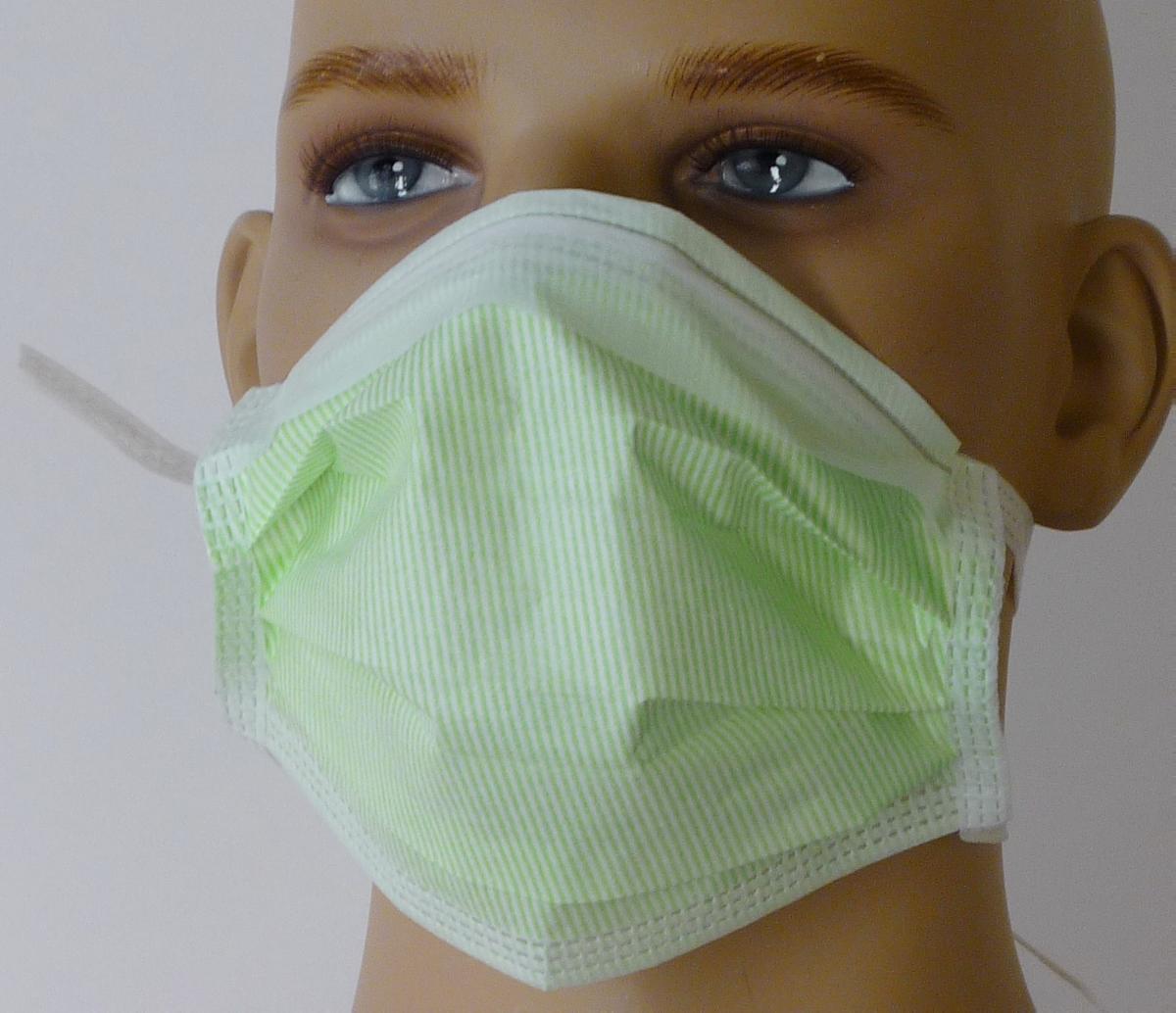 Gesichtsschutzmaske, sog. OP-Maske Basic ANTI-FOG + SLIM-FIT "OXXY99", Art. Nr. #2600,
Foto siehe Anlage,
- laut Antrag:
-- 50 Stück in einer Box verpackt,
-- annähernd rechteckig; in den Abmessungen (L x B) von ca. 18 cm x 9,5 cm,
-- dreilagig gearbeitet; aus unterschiedlichen Vliesstoffen der Position 5603 aus 100 % Polypropylen
   (synthetische Chemiefasern); an allen Rändern thermisch verfestigt,
-- in Falten gelegt,
-- im Nasenbereich mit einem eingearbeiteten, biegsamen Streifen aus unedlem Metall, der eine optimale
   Anpassung an den Mund- und Nasenbereich unterstützen soll,
-- an den Schmalseiten mit angebrachten Bindebändern aus Vliesstoffen zur Befestigung am Kopf,
-- chirurgische Maske gemäß der Norm EN 14683 Typ II,
- durch Zusammenfügen konfektioniert.

"Andere konfektionierte Ware (Gesichtsschutzmaske), aus Spinnstoffen, aus Vliesstoffen, andere als in
 den Unterpositionen 6307 9093 11 bis 6307 9093 90 genannte, medizinische Gesichtsmaske gemäß
 EN 14683"
