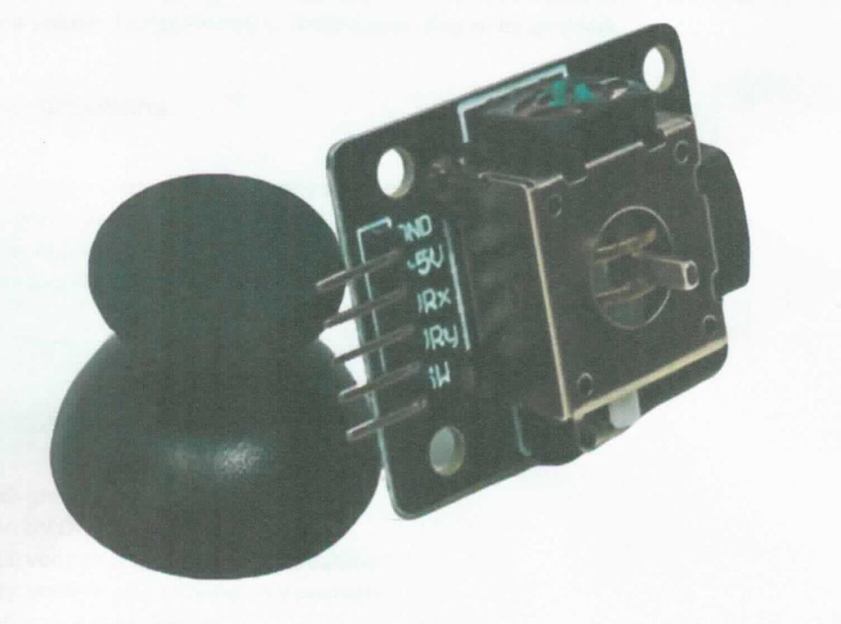 Sogenannter Joystick in Form eines kombinierten Gerätes aus einem Winkelencoder und einem Schalter, im Wesentlichen bestehend aus einer mit dem Encoder und fünf Kontaktstiften bestückten Leiterplatte mit den Abmessungen von 4 x 2,6 x 3,2 cm (siehe Abbildung in der Anlage). Wird der Bedienhebel des Encoders bewegt, wird ein dem Auslenkwinkel proportionales Spannungssignal erzeugt. Der Encoder arbeitet in zwei Achsen. Darüber hinaus ist der Bedienhebel mit einem Mittenschaltkontakt ausgestattet, welcher durch axialen Druck betätigt wird.
Zwischen dem Encoder und dem Schalter ist keine kennzeichnende Haupttätigkeit zu ermitteln.
Die Ware wird als "Gerät zum Messen oder Prüfen geometrischer Größen (Winkel) in Kapitel 90 anderweit weder genannt noch inbegriffen, anderes als von den Unterpositionen (HS) 9031 10 bis 9031 49 erfasst" eingereiht.