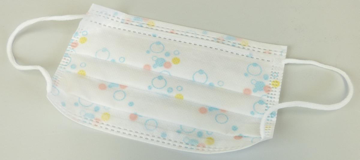 Gesichtsschutzmaske, sog. Atemschutz-Maske für Kinder WS, Art. Nr.  #2837, Foto siehe Anlage,
- laut Antrag:
-- 50 Stück in in einer Box verpackt,
-- nahezu rechteckig, in den Abmessungen: ca. 150 mm x 90 mm,
-- dreilagig gearbeitet; aus unterschiedlich strukturierten Vliesstoffen der Position 5603 aus 
   Polypropylen (synthetische Chemiefasern),
-- im Nasenbereich mit einem eingearbeiteten, mit einem Draht verstärkten Kunststoffstreifen, der
   eine optimale Anpassung im Nasenbereich unterstützen soll,
-- in Falten gelegt und an den Rändern thermisch verfestigt,
-- an den Schmalseiten mit angebrachten Kordeln aus elastischen Schlauchgewirken zur Befestigung
   am Kopf,
-- Einwegmaske gemäß Norm EN 14683 Typ II,
- durch Zusammenfügen konfektioniert.

"Andere konfektionierte Ware (Gesichtsschutzmaske), aus Spinnstoffen, aus Vliesstoffen, andere als in
 den Unterpositionen 6307 9093 11 bis 6307 9093 90 genannte, medizinische Gesichtsmaske gemäß
 EN 14683"