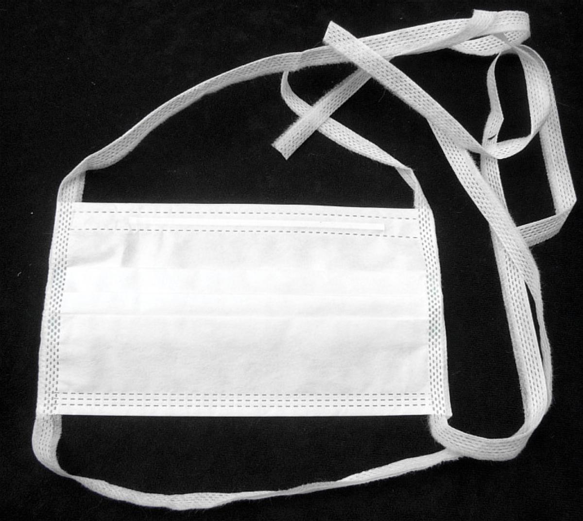 Gesichtsschutzmaske, sog. OP-Maske PREMIUM Typ IIR, Art. Nr. #1996, Foto siehe Anlage,
- laut Antrag:
-- 50 Stück in einer Box verpackt,
-- rechteckig; in den Abmessungen: ca. 17 cm x 9,5 cm,
-- dreilagig gearbeitet; mit zwei Außenlagen und einer Zwischenlage aus Vliesstoff aus Spinnstoffen,
-- in Falten gelegt,
-- mit einem eingearbeiteten, formbaren Nasenbügel aus Draht aus unedlem Metall,
-- an den Schmalseiten mit schmalen Bändern aus Vliesstoff eingefasst, die in vier zur Befestigung
   des Mundschutzes am Kopf dienende Bindebänder übergehen,
-- Einwegmaske gemäß Norm EN 14683 Typ II,
- u. a. durch Zusammenfügen konfektioniert.

"Andere konfektionierte Ware (Gesichtsschutzmaske), aus Spinnstoffen, aus Vliesstoffen, andere als in
 den Unterpositionen 6307 9093 11 bis 6307 9093 90 genannte, medizinische Gesichtsmaske gemäß
 EN 14683"