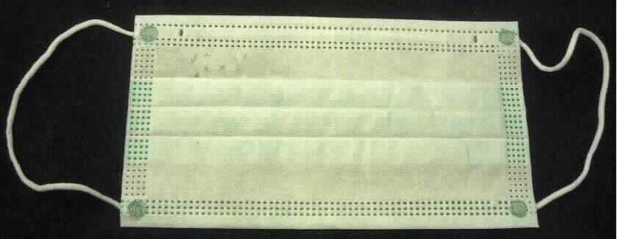 Gesichtsschutzmaske, sog. OP-Maske f. Station & Ambulanz GS, Art. Nr. #1992, Foto siehe Anlage,
- laut Antrag:
-- 50 Stück in einer Box verpackt,
-- rechteckig; in den Abmessungen: ca. 18 cm x 9,5 cm,
-- dreilagig gearbeitet; mit zwei Außenlagen und einer Zwischenlage aus Vliesstoff aus Spinnstoffen,
-- in Falten gelegt,
-- mit einem eingearbeiteten, formbaren Nasenbügel aus Draht aus unedlem Metall,
-- an den Schmalseiten mit elastischen Schlaufen zur Befestigung des Mundschutzes am Kopf,
-- Einwegmaske gemäß Norm EN 14683 Typ II,
- u. a. durch Zusammenfügen konfektioniert.

"Andere konfektionierte Ware (Gesichtsschutzmaske), aus Spinnstoffen, aus Vliesstoffen, andere als in
 den Unterpositionen 6307 9093 11 bis 6307 9093 90 genannte, medizinische Gesichtsmaske gemäß
 EN 14683"
