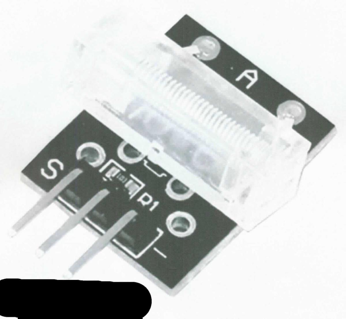 Sogenannter Schocksensor, im Wesentlichen bestehend aus einer mit einem Sensorelement, einem Widerstand sowie drei Anschlusskontakten bestückten Platine (siehe Abbildung in der Anlage). Das Sensorelement setzt sich aus einem Mittenkontakt und einer Spiralfeder in einem Gehäuse zusammen. Bei einer definierten Stoßbelastung wird die Feder ausgelenkt und berührt dabei den Mittenkontakt. Daraus resultiert ein elektrisches Signal, welches über die Anschlusskontakte ausgegeben wird.
Die Ware wird als "Gerät zum Messen oder Prüfen anderer als geometrischer Größen, anderes als von den Unterpositionen (HS) 9031 10 bis 9031 49 erfasst" eingereiht.