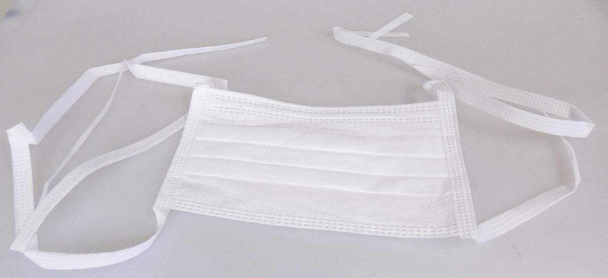 Gesichtsschutzmaske, sog. OP-Maske sensitiv für die Chirurgie WB, Art. Nr. #2258, Foto siehe Anlage,
- laut Antrag:
-- 50 Stück in einer Box verpackt,
-- rechteckig; in den Abmessungen: ca. 17 cm x 9,5 cm,
-- mehrlagig gearbeitet; aus unterschiedlich strukturierten Vliesstoffen der Position 5603 aus laut Antrag
   synthetischen Chemiefasern,
-- im Nasenbereich mit einem eingearbeiteten, mit Draht verstärkten Kunststoffstreifen, der eine optimale
   Anpassung im Nasenbereich unterstützen soll,
-- in Falten gelegt und an den Rändern thermisch verfestigt,
-- an den Schmalseiten mit angebrachten Bindebändern aus Vliesstoffen zur Befestigung am Kopf,
-- Einwegmaske gemäß Norm EN 14683 Typ II,
- durch Zusammenfügen konfektioniert.

"Andere konfektionierte Ware (Gesichtsschutzmaske), aus Spinnstoffen, aus Vliesstoffen, andere als in
 den Unterpositionen 6307 9093 11 bis 6307 9093 90 genannte, medizinische Gesichtsmaske gemäß
 EN 14683"