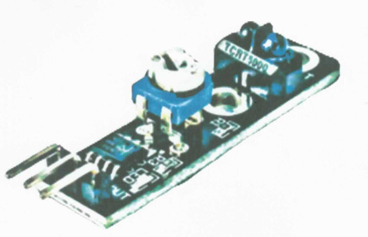 Sogenanntes Linienfolgermodul, im Wesentlichen bestehend aus einer Leiterplatte (42 x 10,5 mm), welche mit einem Infrarotsender und -empfänger, einer elektronischen integrierten Schaltung, drei Kontaktstiften, einem Potentiometer und weiteren elektrischen und elektronischen Bauelementen bestückt ist (siehe Abbildung in der Anlage).
Das Modul wird als Liniensensor oder Objekterkennungssensor eingesetzt. Dazu sendet er ein IR-Signal aus, welches durch Zielobjekte reflektiert wird. Der Empfänger erfasst das reflektierte Licht in einer Distanz von 1 - 25 mm. Die Empfindlichkeit kann über das Potentiometer eingestellt werden.
Die Ware wird als "optisches Gerät zum Messen oder Prüfen, in Kapitel 90 anderweit weder genannt noch inbegriffen, anderes als von den Unterpositionen (KN) 9031 1000 bis 9031 4910 erfasst" eingereiht.
