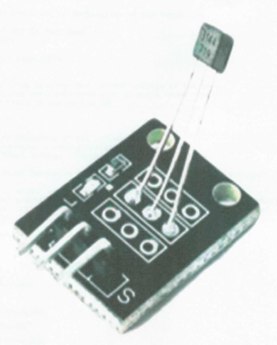 So genanntes Hall Sensor Magnetisch Modul, im Wesentlichen bestehend aus einer Leiterplatte mit einem Hallsensor, drei Anschlusspins und weiteren Bauteilen  (Maße: 50 x 30 x 7 mm; zur äueßern Form siehe Abbildung in der Anlage).
Durch den Hallsensor dient das Modul der Messung der magnetischen Feldstärke. Das Gerät gibt ein analoges Messsignal aus.
Die Ware wird als "Gerät zum Messen oder Prüfen elektrischer Größen (magnetische Feldstärke), ohne Registriervorrichtung, anderes als von den Unterpositionen (HS) 9030 10 bis 9030 82 erfasst" eingereiht.