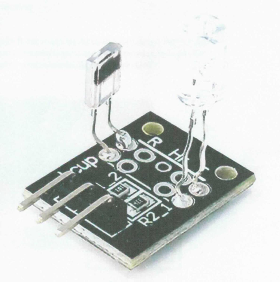 So genanntes Heartbeat Sensor Modul, im Wesentlichen bestehend aus einer Leiterplatte mit drei Anschlusspins, einem Widerstand, einer Infrarot-Leuchtdiode und einem Fotosensitiven-Transistor (zur äußeren Form siehe Abbildung in der Anlage).
Zur Messung wird der Finger zwischen die Diode und den Transistor gehalten. Wenn sich durch den Herzschlag das Blut in den Gefäßen bewegt, ändert sich die Stärke der von der LED emittierten Infrarotstrahlung, die den Transistor erreicht. Dadurch ändert sich die ausgegebene Spannung in Abhängigkeit vom Puls / Herzschlag.
das Gerät gibt bei einer Betriebsspannung von 3,3 oder 5,0 V ein analoges Ausgangssignal aus.
Die Ware wird als "optische Strahlen (UV-Strahlen, sichtbares Licht, Infrarotstrahlen) verwendendes Gerät für physikalische oder chemische Untersuchungen, anderes als von den Unterpositionen (HS) 9027 10 bis 9027 30 erfasst" eingereiht.