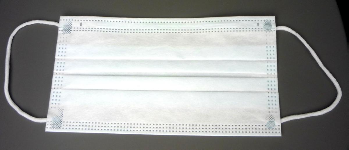 Gesichtsschutzmaske, sog. OP-Maske, INTENSIV BS OXXY99, Art. Nr. #2671, Foto siehe Anlage,
- laut Antrag:
-- 50 Stück in einer Box verpackt,
-- annähernd rechteckig; in den Abmessungen (L x B) von ca. 18 cm x 9,5 cm,
-- dreilagig gearbeitet; aus unterschiedlichen Vliesstoffen der Position 5603 aus Spinnstoffen; an allen
   Rändern thermisch verfestigt,
-- in Falten gelegt,
-- im Nasenbereich mit einem eingearbeiteten, biegsamen Streifen aus unedlem Metall, der eine optimale
   Anpassung an den Mund- und Nasenbereich unterstützen soll,
-- an den Schmalseiten mit angebrachten elastischen Kordeln zur Befestigung am Kopf,
-- Einwegmaske gemäß Norm EN 14683 Typ II,
- durch Zusammenfügen konfektioniert.

"Andere konfektionierte Ware (Gesichtsschutzmaske), aus Spinnstoffen, aus Vliesstoffen, andere als in
 den Unterpositionen 6307 9093 11 bis 6307 9093 90 genannte, medizinische Gesichtsmaske gemäß
 EN 14683"