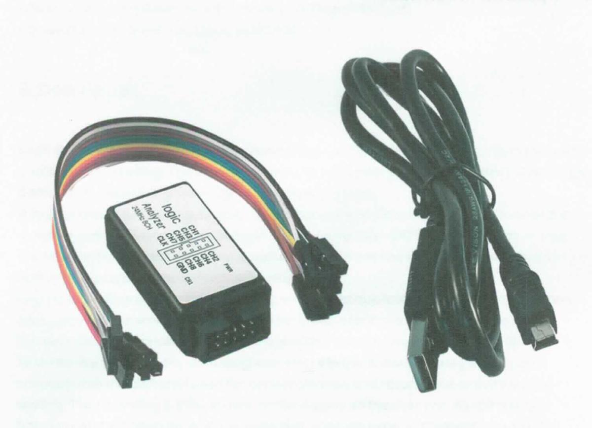 Logikanalysator in Form einer Warenzusammenstellung in Aufmachung für den Einzelverkauf, bestehend aus einem in Bezug auf die Verwendung charakterbestimmenden Messgerät, einem ca. 100 cm langen Mini-USB-Verbindungskabel sowie einem ca. 20 cm langen 10-poligen Flachbandkabel in deiner gemeinsamen Aufmachung.
Der Logikanalysator besteht im Wesentlichen aus einem Gehäuse (55 x 28 14 mm) mit einem USB-Anschluss, einer Anschlussbuchse für das Flachbandkabel, einem flüchtigen Pufferspeicher, farbigen Anzeige-LED sowie weiteren elektrischen und elektronischen Bauelementen (siehe Abbildung in der Anlage).
Das Gerät dient der Logikanalyse von elektronischen Schaltungen. Dazu verfügt es über acht Kanäle mit einer maximalen Bandbreite von 24 MHz. Es unterstützt verschiedene Logikstandards wie z. B. +5.0V, +3.3V, +2.5V, +1.8V, RS-232, RS-485/RS-422, +12V.
Die Ware wird als "Gerät zum Messen oder Prüfen elektrischer Größen ohne Registriervorrichtung, kein Zähler der Position 9028, anderes als Unterposition (HS) 9030 10 bis 9030 40 erfasst, kein Gerät zum Messen oder Prüfen von Halbleiterscheiben (wafers) oder Halbleiterbauelementen" eingereiht.