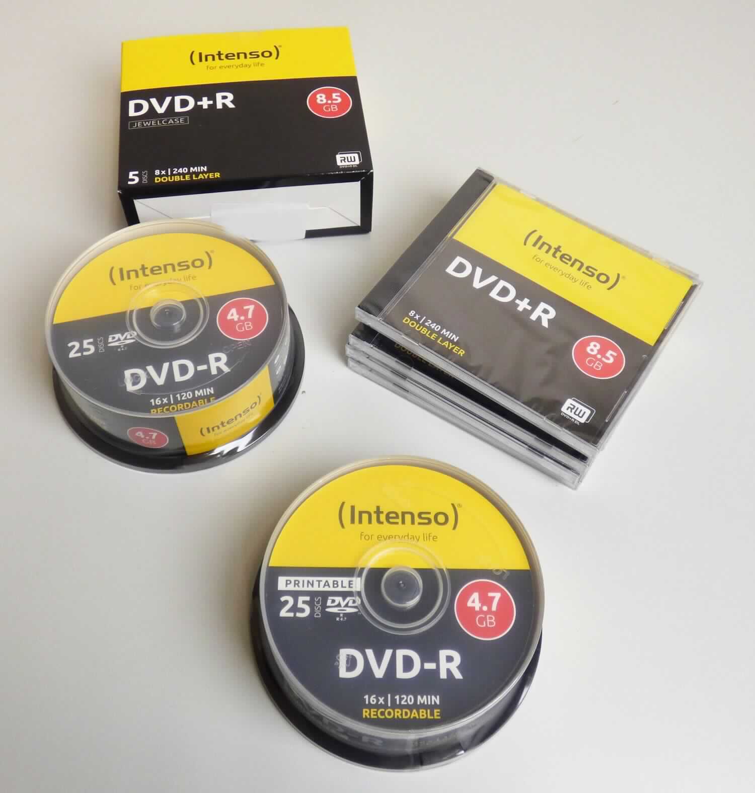 Es handelt sich bei den "DVD-R bzw. DVD+R Produkten" um optische Aufzeichnungsträger in Form von Platten / discs.

Techn. Merkmale:
- DVD-R oder DVD+R Rohling 
- ohne Aufzeichnung
- mit einer Speicherkapazität von 4,7 GB oder 8,5 GB 
- nicht löschbar 
- zum einmaligen Aufzeichnen und mehrmaligen Lesen von unveränderbaren Informationen mittels Laserstrahl
- aufgemacht in Verpackungseinheiten (Spindel / Cake Box oder Pappschachtel / Slim Case) mit 
  unterschiedlicher Stückzahl (10 bis 100 Stück)

DVD-R oder DVD+R Rohling mit dem Hinweis "Printable" können zusätzlich auf ihrer Oberfläche beschriftet werden.

Das Erzeugnis wird als "optischer Aufzeichnungsträger ohne Aufzeichnungen,
Platte (discs) für Laserabnehmersysteme, mit einer Aufnahmekapazität von mehr als
900 Megabytes bis 18 Gigabytes, nicht löschbar" eingereiht.

Anlage: 1 Abbildung