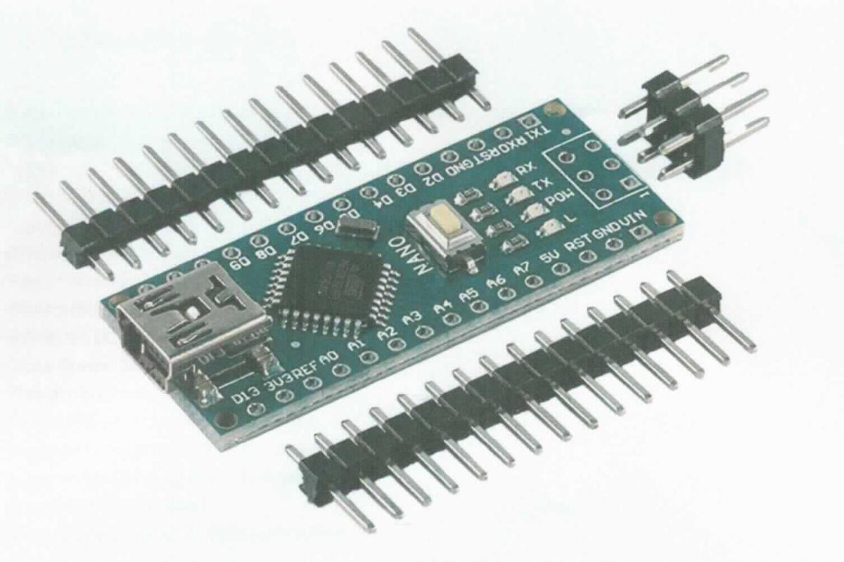 Sog. Mikrocontroller-Board, Nano V3 mit CH 340,    
aus einer mit Mikrocontrollern (u.a. ATmega328P), einem Mini-B-USB-Anschluss, digitalen Ein- und Ausgängen, analogen Eingängen sowie weiteren aktiven und passiven Bauelementen bestückten elektronischen Schaltung (Abmessungen 45 x 18 mm), nach Programmierung zum elektrischen Schalten und zum Steuern verschiedener Anwendungen bestimmt, aufgrund der Verwendung als charakterbestimmender Bestandteil gemeinsam mit einem USB-Kabel und drei Stiftleisten für den Einzelverkauf aufgemacht. 

Die Ware ist als "speicherprogrammierbare Steuerung, keine Vermittlungseinrichtung der Position 8517, für eine Spannung von 1000 V oder weniger, nicht von den Unterpositionen 8537 1010 bis 8537 1091 70 erfasst" einzureihen.