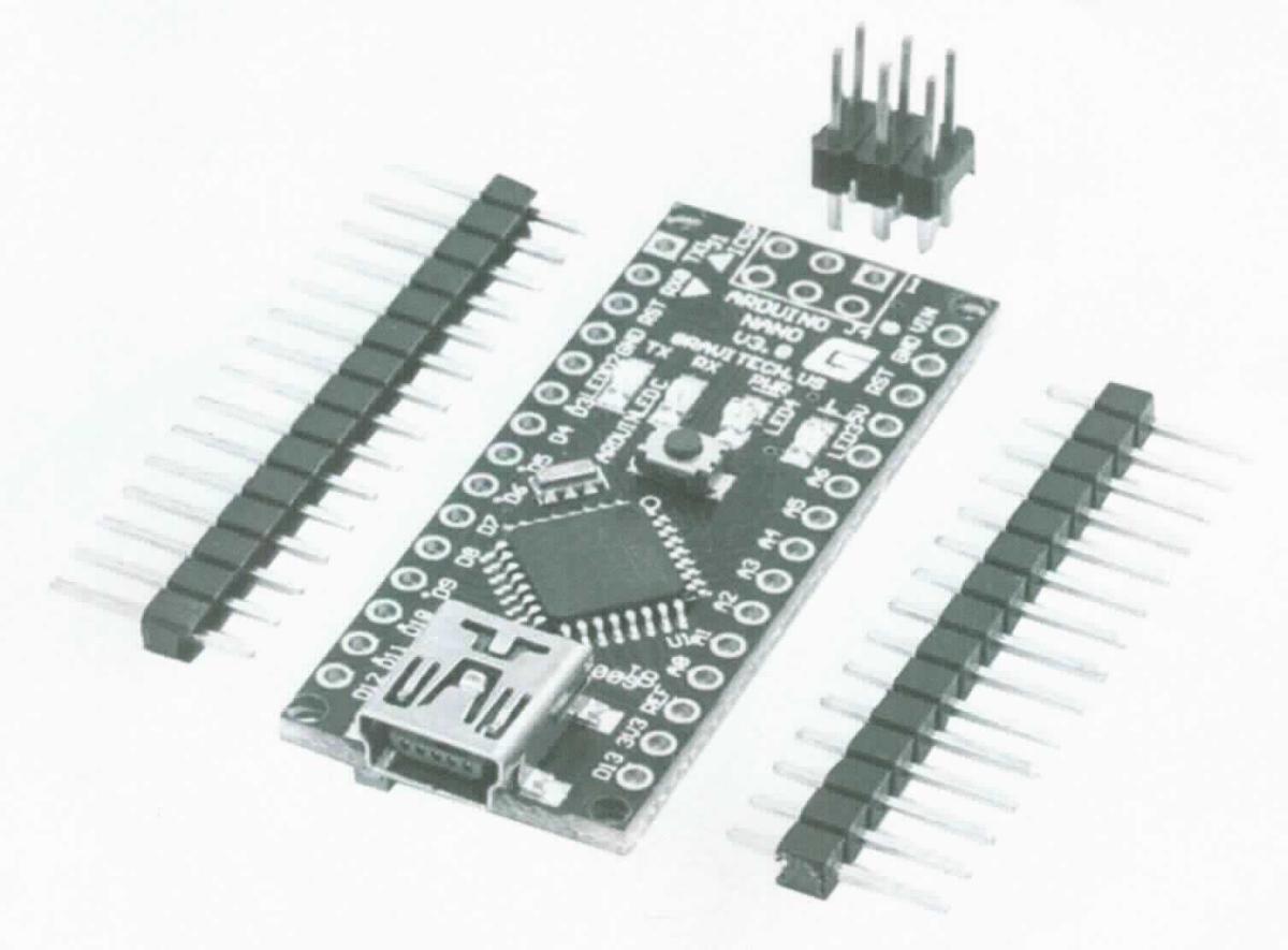 Sog. Mikrocontroller-Board, Nano V3 mit FTDI,    
aus einer mit Mikrocontrollern (u.a. ATmega328P), einem Mini-B-USB-Anschluss, digitalen Ein- und Ausgängen, analogen Eingängen sowie weiteren aktiven und passiven Bauelementen bestückten elektronischen Schaltung, nach Programmierung zum elektrischen Schalten und zum Steuern verschiedener Anwendungen bestimmt, aufgrund der Verwendung als charakterbestimmender Bestandteil gemeinsam mit einem USB-Kabel und drei Stiftleisten für den Einzelverkauf aufgemacht. 

Die Ware ist als "speicherprogrammierbare Steuerung, keine Vermittlungseinrichtung der Position 8517, für eine Spannung von 1000 V oder weniger, nicht von den Unterpositionen 8537 1010 bis 8537 1091 70 erfasst" einzureihen.