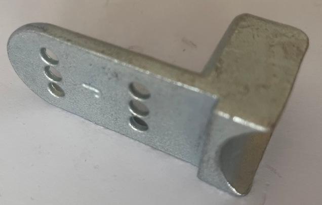Satteladapter aus Stahlguss

Bei der Ware handelt es sich um einen sogenannten Satteladapter, ein L-förmiges Erzeugnis (Abmessungen ca. 40 mm x 27 mm x 17 mm LxBxH) aus Stahlguss (S235JR), das an beiden Schenkelenden abgerundet ist. Ein Schenkel weißt eine Wölbung und eine Lochung auf, die auf einer Seite zu einem Innensechskant geformt ist. Der andere Schenkel ist mit sechs abgestuften Lochungen versehen.
Das Erzeugnis dient zur Befestigung von Bodenplatten in Transportwagen und Rollpulten.

Die Ware wird nach ihrer stofflichen Beschaffenheit als andere Ware aus Eisen oder Stahl, gegossen, andere, in den TARIC-Code 7325 9990 90 eingereiht.