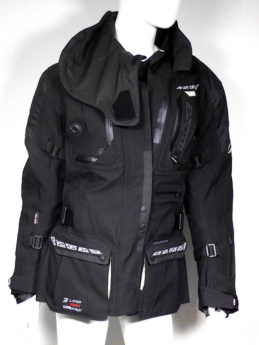 Anorakähnliches Kleidungsstück, sog. BÜSE Storm Damen Jacke, Größe 38, Foto siehe Anlage,
- aus ca. 0,7 mm dicken, dreilagigen Flächenerzeugnissen der Position 5903, mit einer charakterver-
  leihenden Außenlage (Schauseite) aus einfarbigen Geweben, einer Zwischenlage aus Kunststofffolie
  (kein Zellkunststoff) und einer Innenlage aus Gewirken; im Bereich der Schultern und der Ellenbogen
  mit Verstärkungen aus Geweben aus sog. Cordura® Ripstop; alle Gewebe und Gewirke sind aus
  synthetischen Chemiefasern (laut Antrag Polyester und Polyamid) gefertigt,
- durchgehend gefüttert; zusätzlich mit einem heraustrennbaren, mehrlagigen Futter, das nicht separat
  getragen werden kann,
- über den Schritt reichend (Rückenlänge: ca. 77 cm), hinten abgerundet und vorn bis zu ca. 5 cm kürzer
  gearbeitet,
- mit einem Stehkragen und mit einem zusätzlichen durch Reißverschluss abtrennbaren, mit Klett-
  verschluss von rechts auf links zu schließenden sog. Sturmkragen mit Gewirkeeinsatz und Tunnelzug,
- vorn mit einer durchgehenden Öffnung mit Reißverschluss, mit einer überlappenden Patte mit Klett-
  und Druckknopfverschluss von rechts auf links (Frauenkleidung),
- mit langen Ärmeln; entlang der Ärmel jeweils mit zwei durch Ösen geführten Riegeln zu verengen; 
  an den Ärmelenden mit ca. 11 cm hochreichenden erweiternden Einsätzen und verengenden Klett-
  verschlussriegeln ausgestattet,
- im Bereich der Schultern und Ellenbogen mit herausnehmbaren Protektoren aus augenscheinlich 
  Kunststoff,
- mit mehreren mit Gewirken unterlegten Belüftungsschlitzen mit Reißverschluss ausgestattet,
- im Bereich der Taille mit durch Ösen geführten Riegeln zu verengen,
- mit verschiedenen Taschen,
- innen mit einem Verbindungsreißverschluss zur Befestigung an einer Hose,
- mit reflektierenden Aufdrucken versehen,
- am unteren Rand mit seitlichen Klettriegeln zu verengen,
- wird im Allgemeinen über jeder anderen Kleidung und zum Schutz gegen das Wetter getragen, somit
  keine Jacke.

"Kleidung (Anorakähnliches Kleidungsstück), aus Erzeugnissen der Position 5903, aus Geweben, von der
 in der Position 6202 beschriebenen Art"