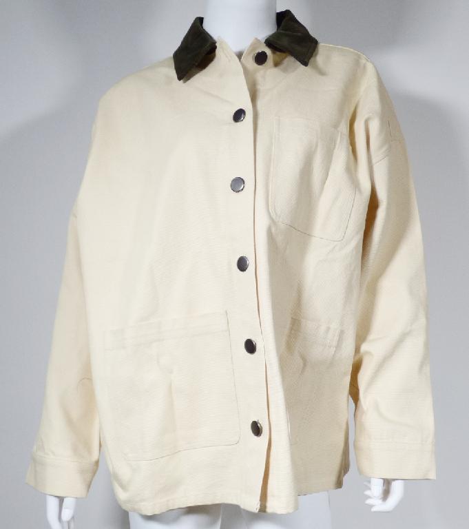 Jacke, sog. Jacke für Frauen aus Geweben, Style 24961704248, Größe 38, Foto siehe Anlage,
- aus ca. 0,7 mm dicken, einfarbigen Geweben aus laut Antrag 100 % Baumwolle,
- über den Schritt reichend (Rückenlänge: ca. 71 cm),
- mit einem Umlegekragen aus kontrastfarbenen Rippensamtgeweben,
- vorne mit einer durchgehenden Öffnung mit Knopfverschluss von rechts auf links (Frauenkleidung),
- mit langen Ärmeln; an den Ärmelenden mit angesetzten Bündchen,
- vorn mit einer aufgesetzten Brusttasche und zwei aufgesetzten Taschen unterhalb der Taille,
- am unteren, nicht verengenden Rand durch Umschlagen und Festnähen gesäumt,
- keine Arbeits- und Berufskleidung,
- wird im Allgemeinen nicht über jeder anderen Kleidung und zum Schutz gegen das Wetter getragen,
  somit keine Ware der Position 6202.

"Jacke, aus Geweben, für Frauen, aus Baumwolle, keine Arbeits- und Berufskleidung, nicht nach dem
 Batik-Verfahren handbedruckt"