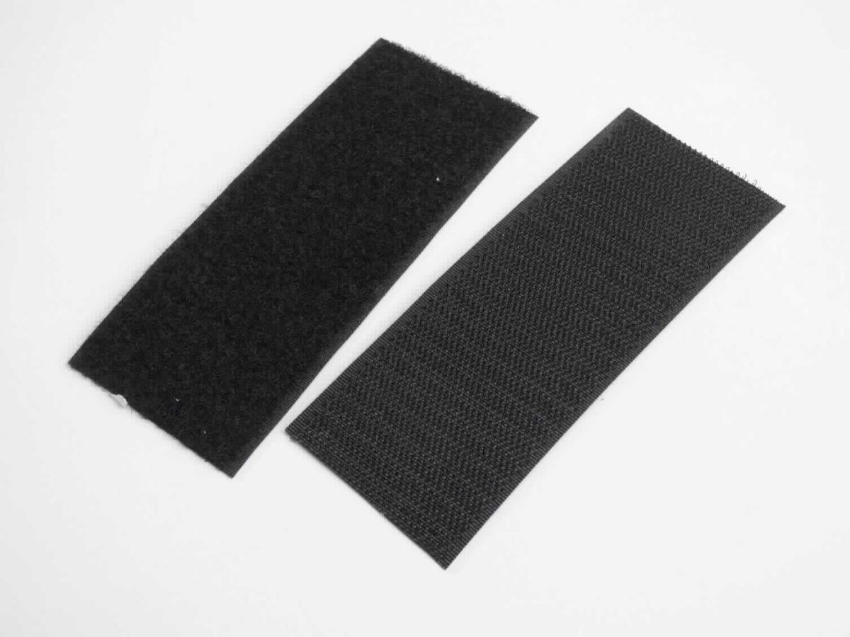 Kautschutiertes Gewebe, sog. kautschutiertes Klettgewebe, Foto siehe Anlage,
- als Meterware; mit einer Breite von ca. 5 cm, somit keine Ware der Unterposition 5906 99,
- bestehend aus zwei Bändern (Klett- und Flauschband) aus Samt- bzw. Schlingengeweben aus Spinnstoffen, die 
  einseitig mit einer Klebeschicht aus laut Untersuchungsergebnis Kautschuk (Isopren-Styrol; kein Zellkautschuk)
  überzogen sind (somit keine Ware der Position 5806),
- auf der Rückseite jeweils mit einer Abdeckfolie versehen,
- mit unechten Webkanten an beiden Längsseiten,
- mit einem Quadratmetergewicht von augenscheinlich weniger als 1500 g.

"Kautschutiertes Gewebe, anderes als solche der Position 5902, Klebeband, mit einer Breite von weniger als 
 20 cm"