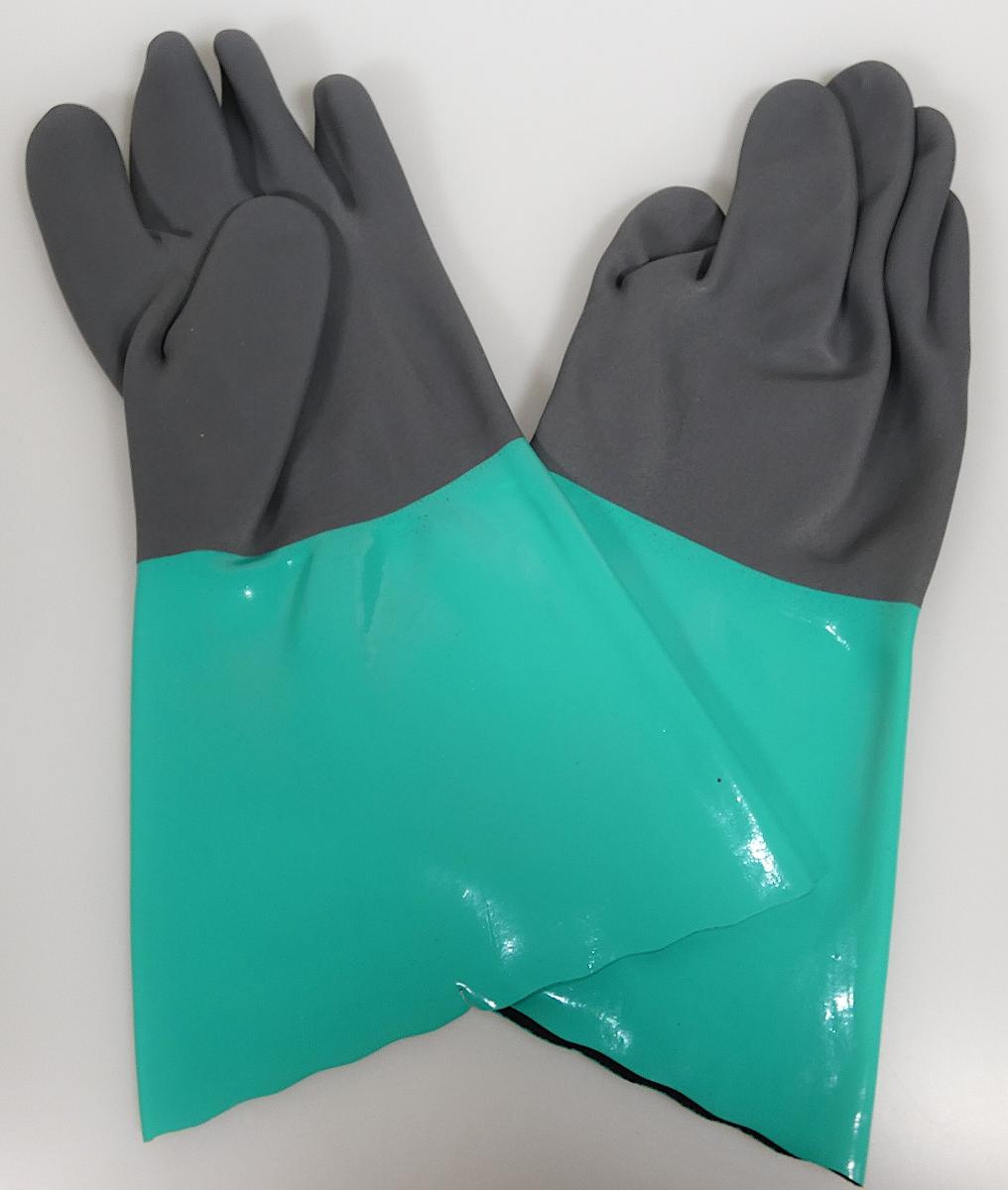 Fingerhandschuhe, Größe 10, Foto siehe Anlage,
- als Fünffingerhandschuhe gearbeitet,
- aus einfarbigen, gerauten Gewirken aus laut Antrag Polyamid und Elasthan (beides synthetische
  Chemiefasern),
- abgepasst hergestellt und nachträglich einseitig (Außenseite) im Tauchverfahren vollständig mit
  nichtzelligem Kautschuk (laut Antrag Nitril) und anschließend auf der Handinnenfläche, den 
  Fingerzwischenräumen und Fingerspitzen einseitig (Außenseite) ebenfalls im Tauchverfahren 
  mit Zellkautschuk (laut Antrag Nitril) getränkt,
- auf dem Stulpenrücken bedruckt,
- am unteren Rand lediglich wellenförmig geschnitten.

"Fingerhandschuhe, aus Gewirken, mit Kautschuk getränkt"