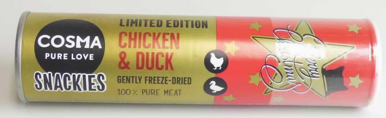 Nach den Antragsangaben, den ergänzenden Angaben und der vorliegenden Warenprobe handelt es sich bei der als "Cosma Snackies, Christmas Edition Huhn & Ente" bezeichneten Ware um eine Mischung aus Hühner- und Entenfleisch, das gefriergetrocknet und in Stücke geschnitten ist, ohne weitere Zusätze.

Die Ware ist zur Verwendung als Katzenfutter (Tierfuttermittel, Katzensnacks) bestimmt und in einer bedruckten Dose mit einem Gewicht von 25 g als Ergänzungsfuttermittel für ausgewachsene Katzen für den Einzelverkauf aufgemacht.

Zolltarifrechtlich handelt es sich bei derartigen für die menschliche Ernährung ungeeigneten Erzeugnissen um "Waren tierischen Ursprungs, anderweit weder genannt noch inbegriffen, andere als in den Unterpositionen (TARIC) 0511 1000 00 bis 0511 9985 20 genannt, ungenießbar".