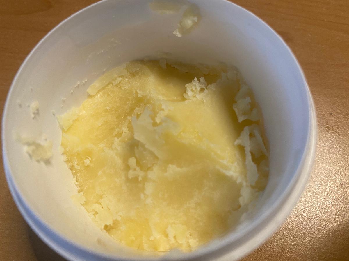 Angaben des Antragstellers:
Zusammensetzung und Herstellung: Murumuru Butter (Astrocarium murumuru seed butter). Gewinnung durch Kaltpressen der Samen des Muru Muru Baumes. Beschaffenheit: beigefarbenes, bei Raumtemperatur festes Pflanzenfett mit einem an Kakao erinnernden Geruch. 
Verwendung: Zur Herstellung von Körperpflegeprodukten. Eignung für den menschlichen Verzehr ist unbekannt.
Gebindegrößen: 1 kg-, 5 kg-, 20 kg-Eimer und 180 kg-Fässer.

Eine Warenprobe wurde nicht vorgelegt. Die Ware wurde durch eine Abbildung veranschaulicht.

Befund:
Nach den Antragsangaben liegt ein rohes Pflanzenfett (Murumuru Butter) ohne Zusätze vor, das zu technischen oder industriellen Zwecken verwendet werden soll.

Andere pflanzliche Fette und fette Öle (einschließlich Jojobaöl) sowie deren Fraktionen, auch raffiniert, jedoch nicht chemisch modifiziert: andere: andere Fette und Öle sowie deren Fraktionen: rohe Fette und Öle: zu technischen oder industriellen Zwecken, ausgenommen zum Herstellen von Lebensmitteln.