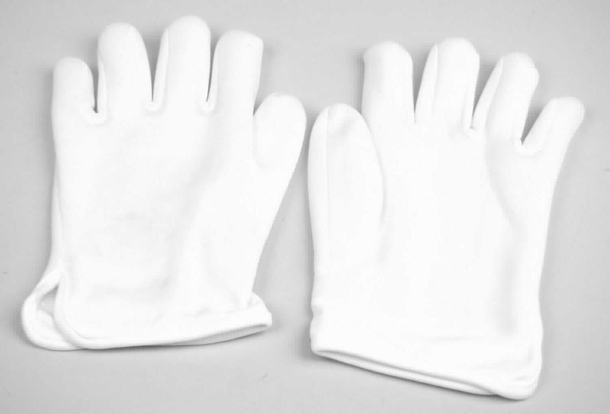Fingerhandschuhe, sog. Gel-Therapie Handschuhe, in Erwachsenen-Einheitsgröße, Foto siehe Anlage,
- mit einem Papier- und einem Pappeinleger in einem Polybeutel verpackt,
- als Fünffingerhandschuhe gearbeitet,
- aus einfarbigen Gewirken aus laut Antrag Nylon (synthetische Chemiefasern),
- nachträglich mit Ausnahme eines schmalen Randes an der Eingriffsöffnung einseitig (Innenseite) im Tauch-
  verfahren mit laut Antrag Kunststoff (keine Zellstruktur erkennbar) überzogen,
- an der Eingriffsöffnung mit einem schmalen Gewirkestreifen eingefasst und mit einem ca. 4 cm hochreichenden 
  Schlitz versehen,
- dienen laut Antrag dem Schutz bzw. dem Wärmen der Hände, z. B. bei wiederholt auftretender Psoriasis und 
  /oder Ekzemen sowie arthritischen Beschwerden,
- stellen sich aufgrund ihrer Gesamtbeschaffenheit nicht als Verbandmaterial der Position 3005 dar,
- stellen sich nach der Materialbeschaffenheit und der Ausstattung nicht als orthopädische Vorrichtungen der
  Position 9021 dar, da die Waren weder der Verhütung bzw. Korrektur von körperlichen Fehlbildungen noch dem 
  Stützen oder Halten eines Körperteils oder Organen nach einer Krankheit, Operation oder Verletzung dienen.

"Fingerhandschuhe, aus Gewirken, mit Kunststoff überzogen"