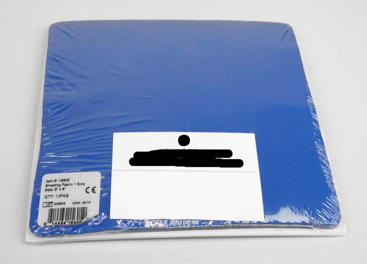 Angaben des Antragstellers:
Polsterplatten mit Stoffüberzug in zwei Varianten (einseitig und beidseitig) für medizinischen Bedarf

Untersuchungen an einem Warenmuster:
Es wurde eine ca. 20 x 20 cm große Matte mit abgerundeten Ecken vorgelegt (Dicke: ca. 0,5 cm). Die Matte besteht aus einer dicken, gelartigen, transparenten Lage (nicht vulkanisierter (Voll-)Kautschuk) und ist auf der Oberseite mit einem blauen Gewirke versehen. Die Gellage ist mit einer weißen Schutzfolie abgedeckt. Das Quadratmetergewicht des Erzeugnisses ist größer als 1500 g.

Befund:
Es handelt sich um eine Ware aus nicht vulkanisiertem Kautschuk der Position 4006.